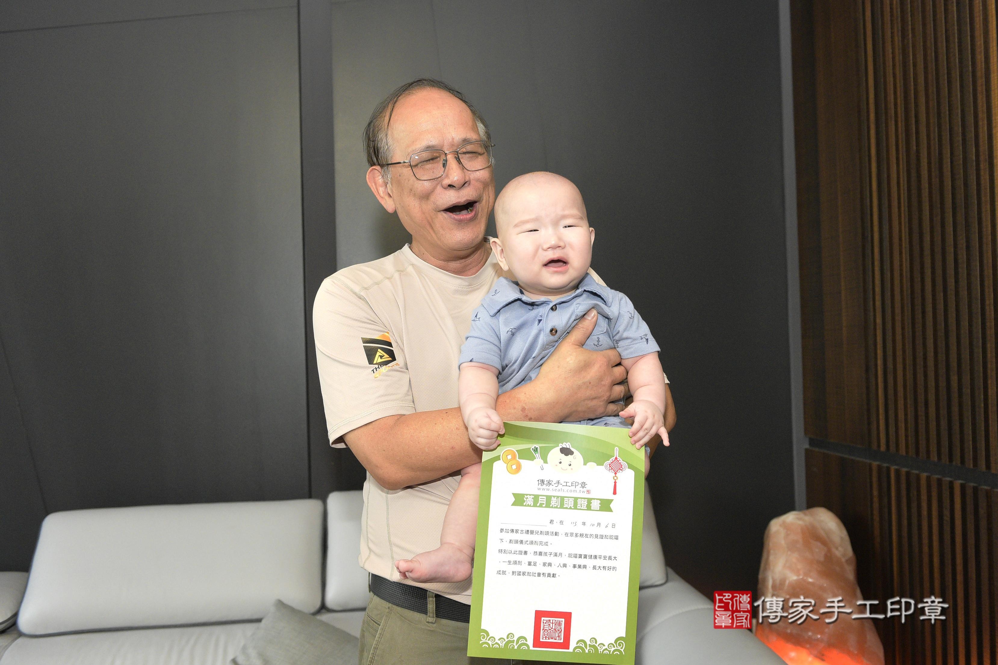 替寶寶舉行剃頭儀式，希望藉此儀式表示寶寶日後「頭殼定」，如石頭般堅硬。  象徵去除穢氣，同時希望寶寶毛髮可以長得更濃密漂亮~ 另外古代也有「二十四孝」，期望寶寶長大後孝順父母 成為好孩子，期許寶貝未來也能有好成就~    在儀式開始前，先來幾張全家福爸爸媽媽和寶貝的合照～