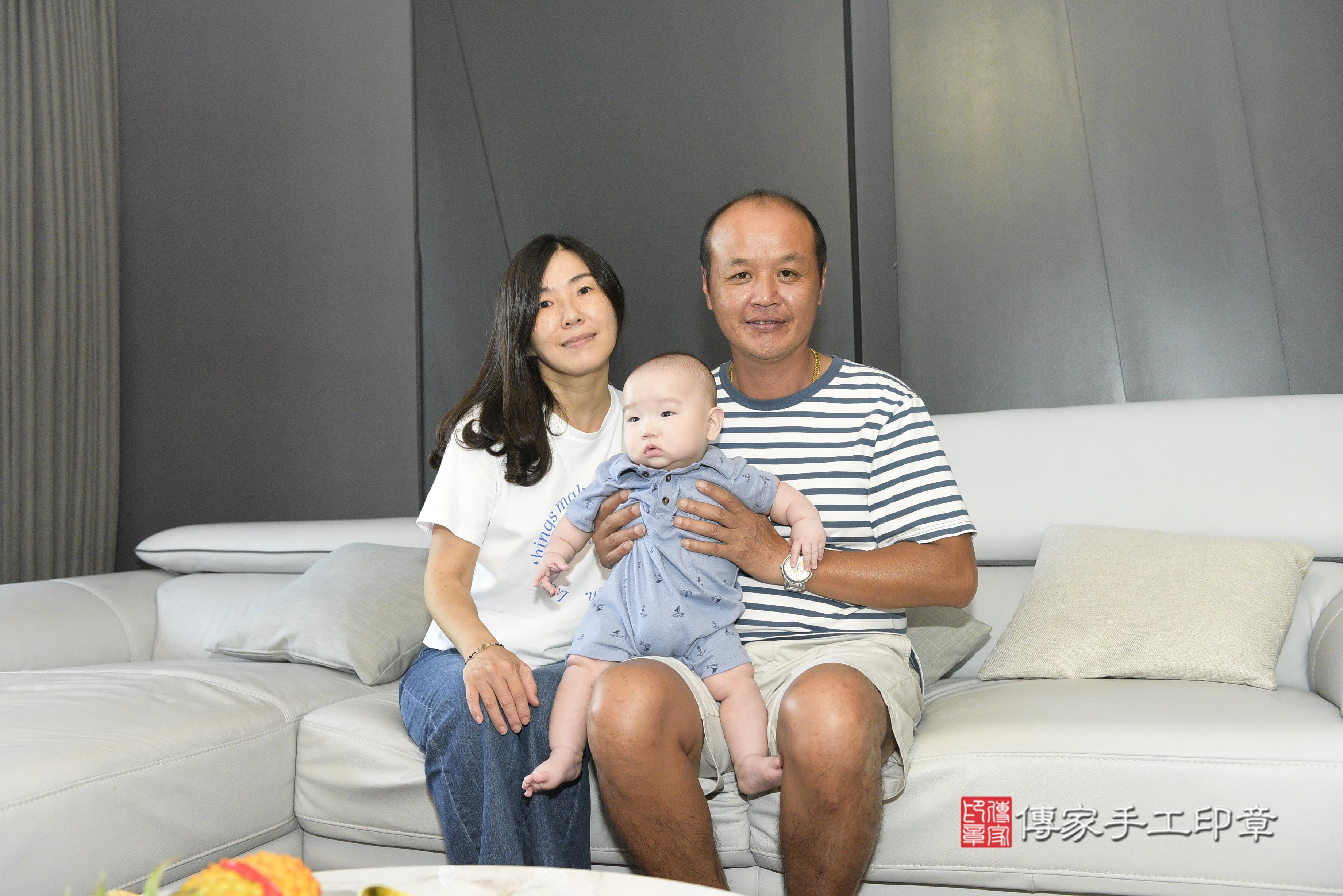 替寶寶舉行剃頭儀式，希望藉此儀式表示寶寶日後「頭殼定」，如石頭般堅硬。  象徵去除穢氣，同時希望寶寶毛髮可以長得更濃密漂亮~ 另外古代也有「二十四孝」，期望寶寶長大後孝順父母 成為好孩子，期許寶貝未來也能有好成就~    在儀式開始前，先來幾張全家福爸爸媽媽和寶貝的合照～