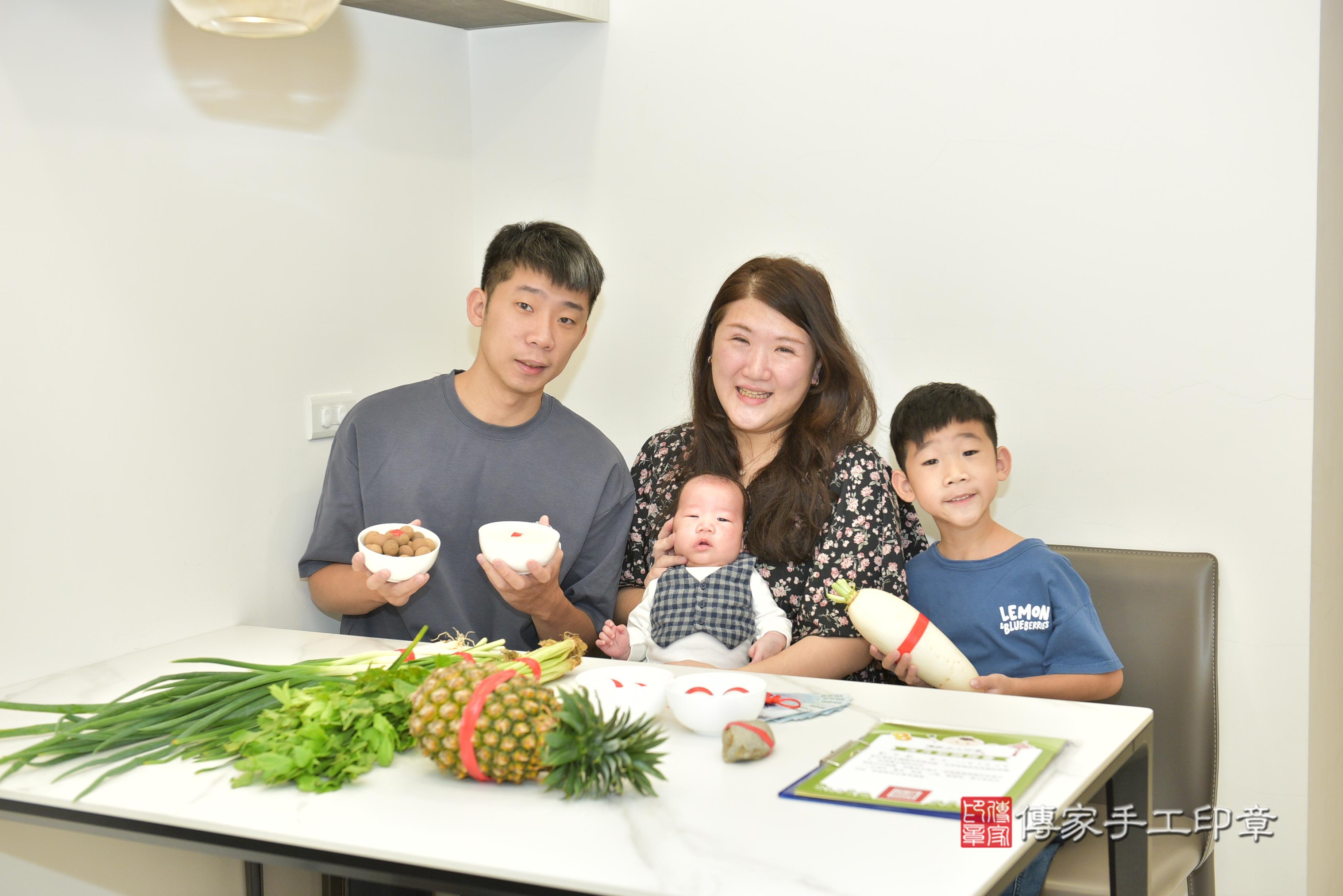 傳家手工印章桃園店、抓周、度脺、中國風會場、傳家嬰兒古禮、吉祥話、抓周道具物品24種、拍照。抓周證書。寶寶抓周、滿周歲、生日快樂、祝福