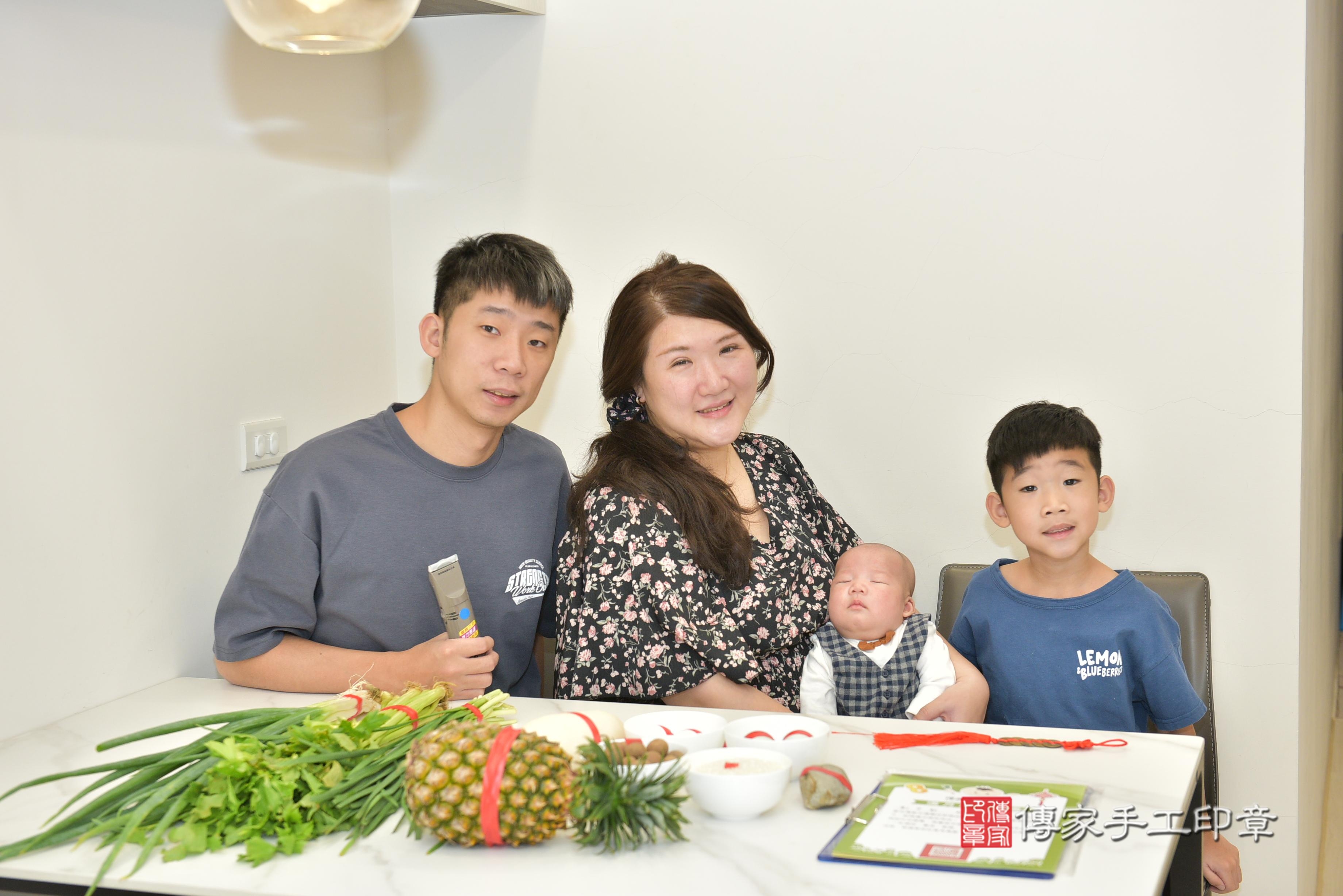 傳家手工印章桃園店、抓周、度脺、中國風會場、傳家嬰兒古禮、吉祥話、抓周道具物品24種、拍照。抓周證書。寶寶抓周、滿周歲、生日快樂、祝福