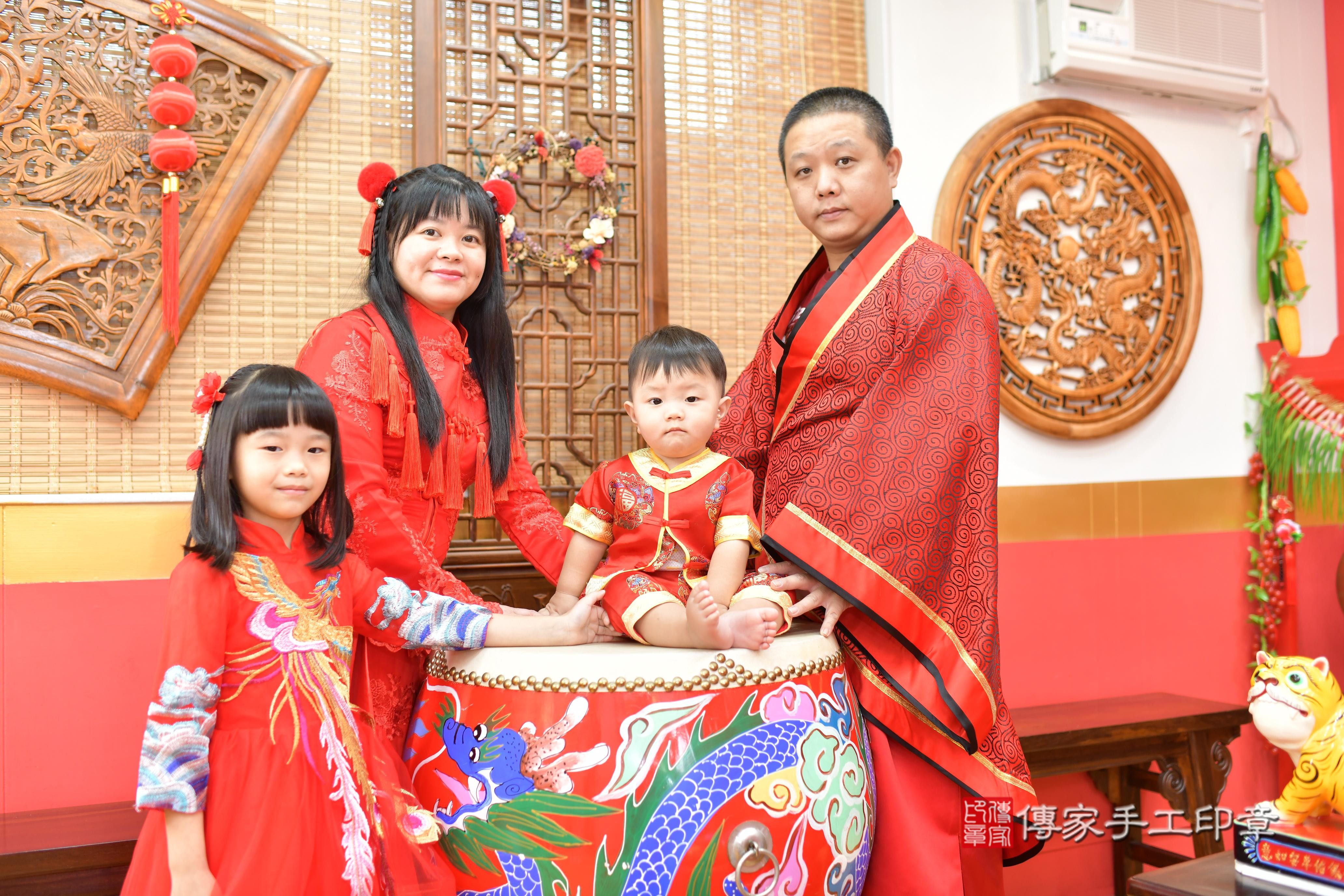 傳家手工印章桃園店、抓周、度脺、中國風會場、傳家嬰兒古禮、吉祥話、抓周道具物品24種、拍照。抓周證書。寶寶抓周、滿周歲、生日快樂、祝福