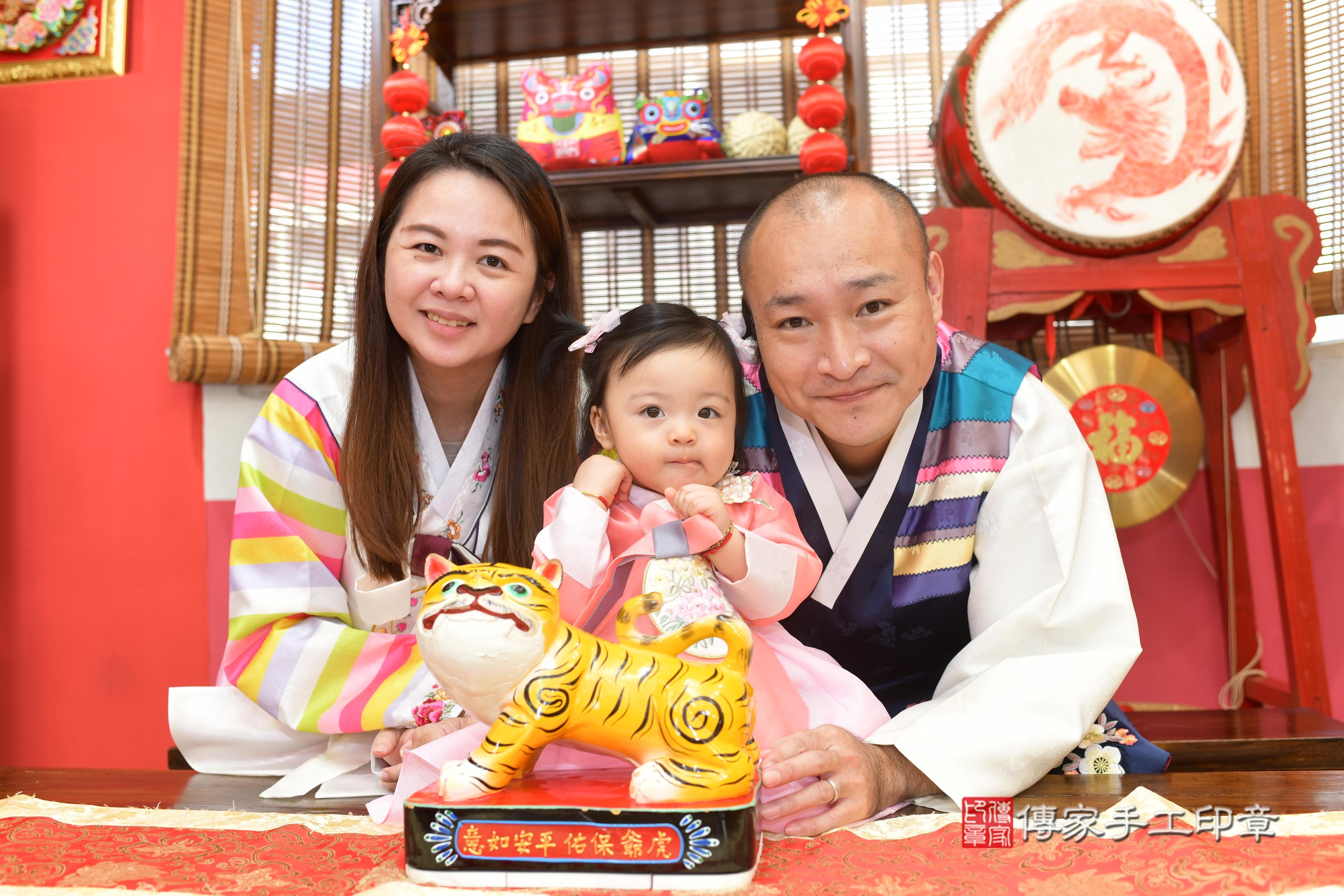 傳家手工印章高雄店、抓周、度脺、中國風會場、傳家嬰兒古禮、吉祥話、抓周道具物品24種、拍照。抓周證書。寶寶抓周、滿周歲、生日快樂、祝福