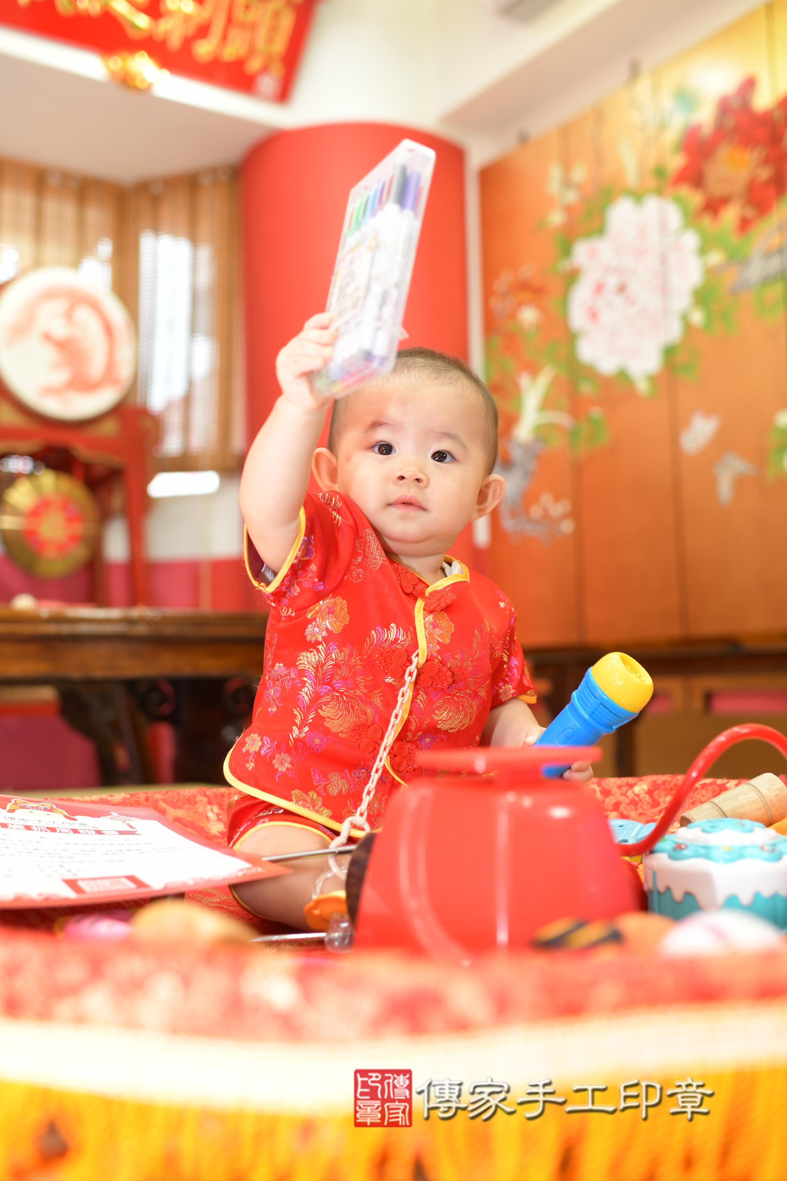 傳家手工印章高雄店、抓周、度脺、中國風會場、傳家嬰兒古禮、吉祥話、抓周道具物品24種、拍照。抓周證書。寶寶抓周、滿周歲、生日快樂、祝福