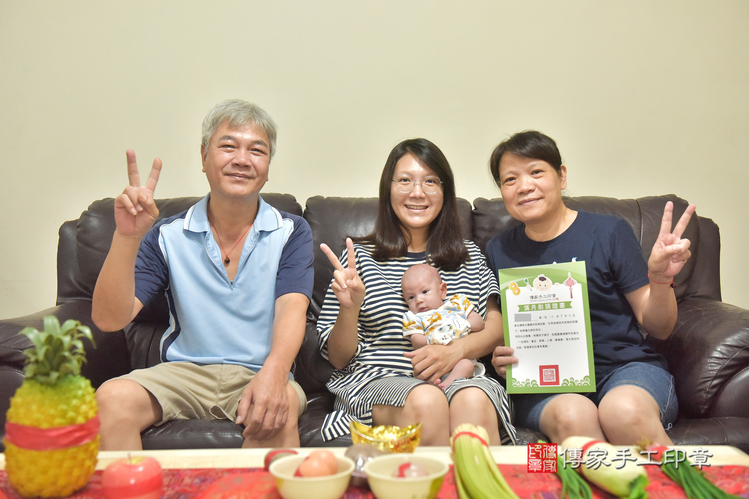 菲菲寶寶(台中市東區到府嬰兒菲菲寶寶滿月剃頭理髮、到府嬰兒剃胎毛儀式吉祥話)。到府剃頭剃胎毛主持、專業拍照、證書。★購買「臍帶章、肚臍章、胎毛筆刷印章」贈送：剃頭、收涎、抓周，三選一。2024.9.15，照片14