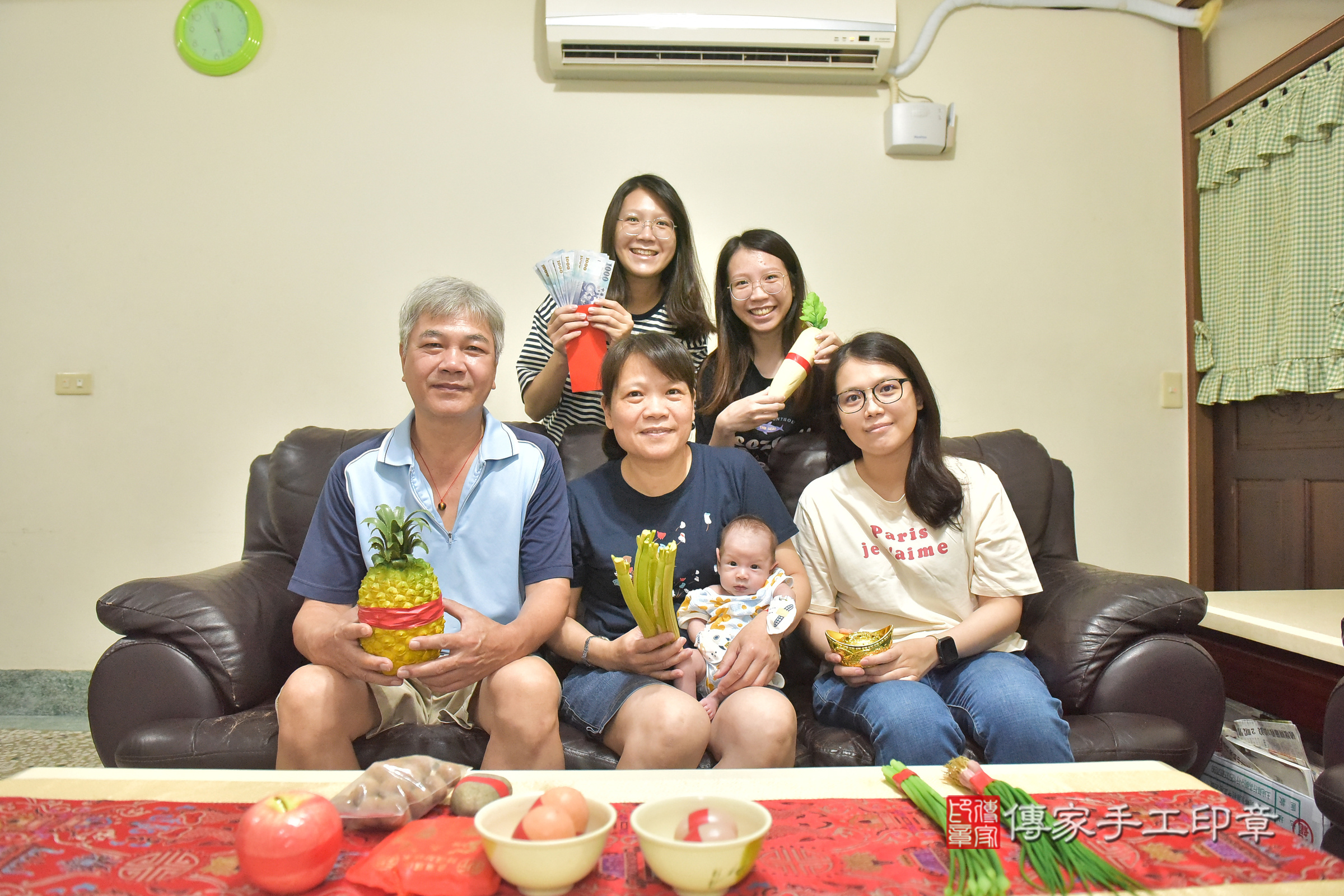 菲菲寶寶(台中市東區到府嬰兒菲菲寶寶滿月剃頭理髮、到府嬰兒剃胎毛儀式吉祥話)。到府剃頭剃胎毛主持、專業拍照、證書。★購買「臍帶章、肚臍章、胎毛筆刷印章」贈送：剃頭、收涎、抓周，三選一。2024.9.15，照片10