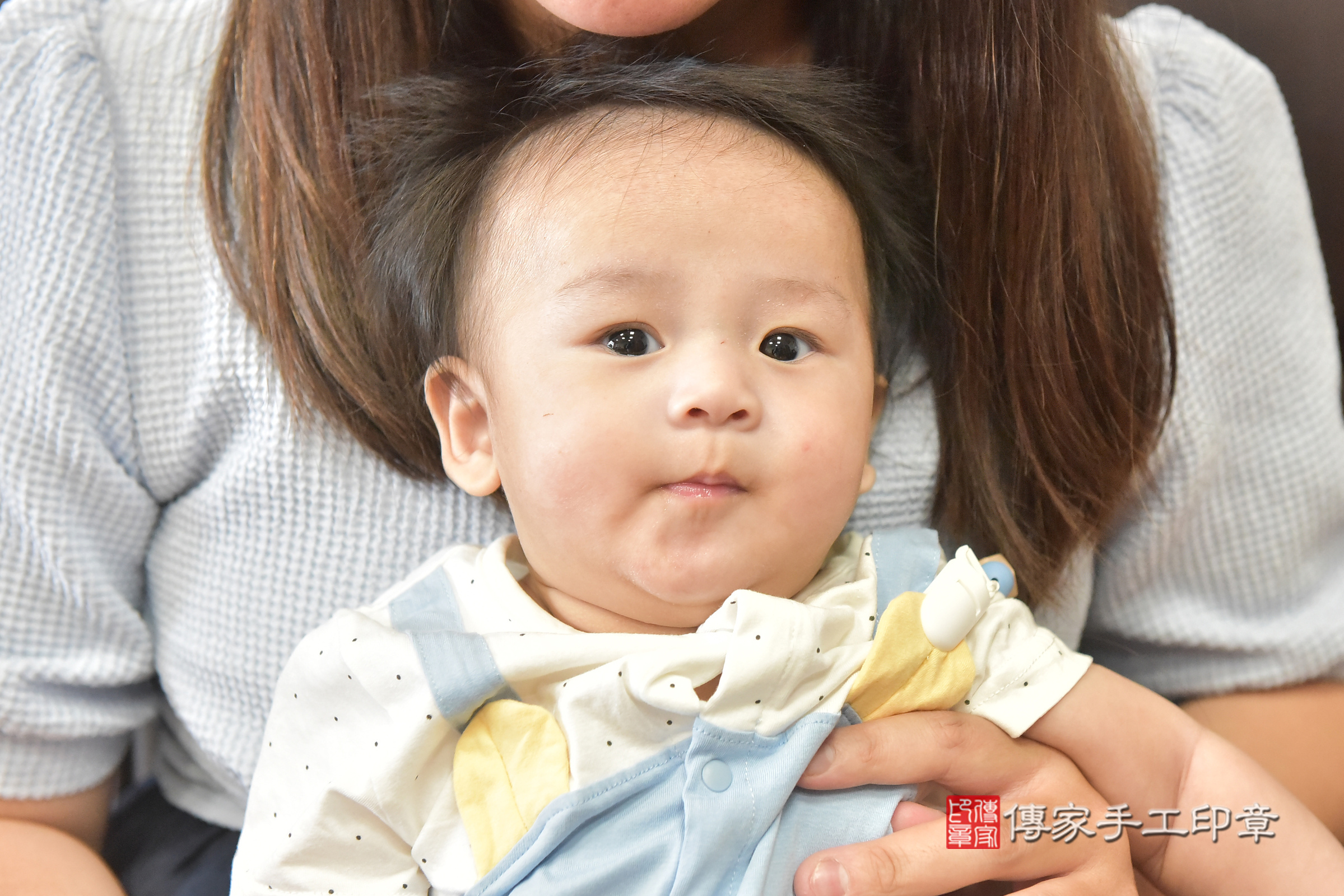 晏晏寶寶(彰化縣員林市到府嬰兒晏晏寶寶滿月剃頭理髮、到府嬰兒剃胎毛儀式吉祥話)。到府剃頭剃胎毛主持、專業拍照、證書。★購買「臍帶章、肚臍章、胎毛筆刷印章」贈送：剃頭、收涎、抓周，三選一。2024.9.19，照片1