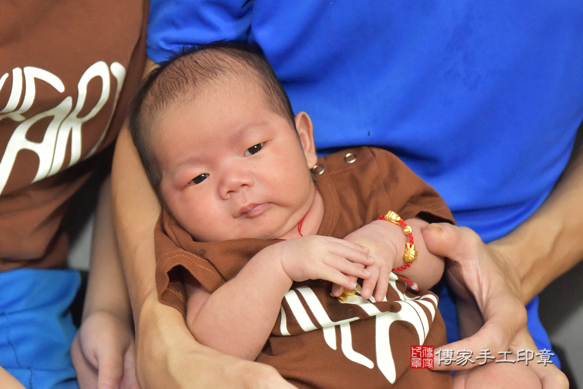 小亨寶寶(台中市潭子區到府嬰兒小亨寶寶滿月剃頭理髮、到府嬰兒剃胎毛儀式吉祥話)。到府剃頭剃胎毛主持、專業拍照、證書。★購買「臍帶章、肚臍章、胎毛筆刷印章」贈送：剃頭、收涎、抓周，三選一。2024.9.20，照片1