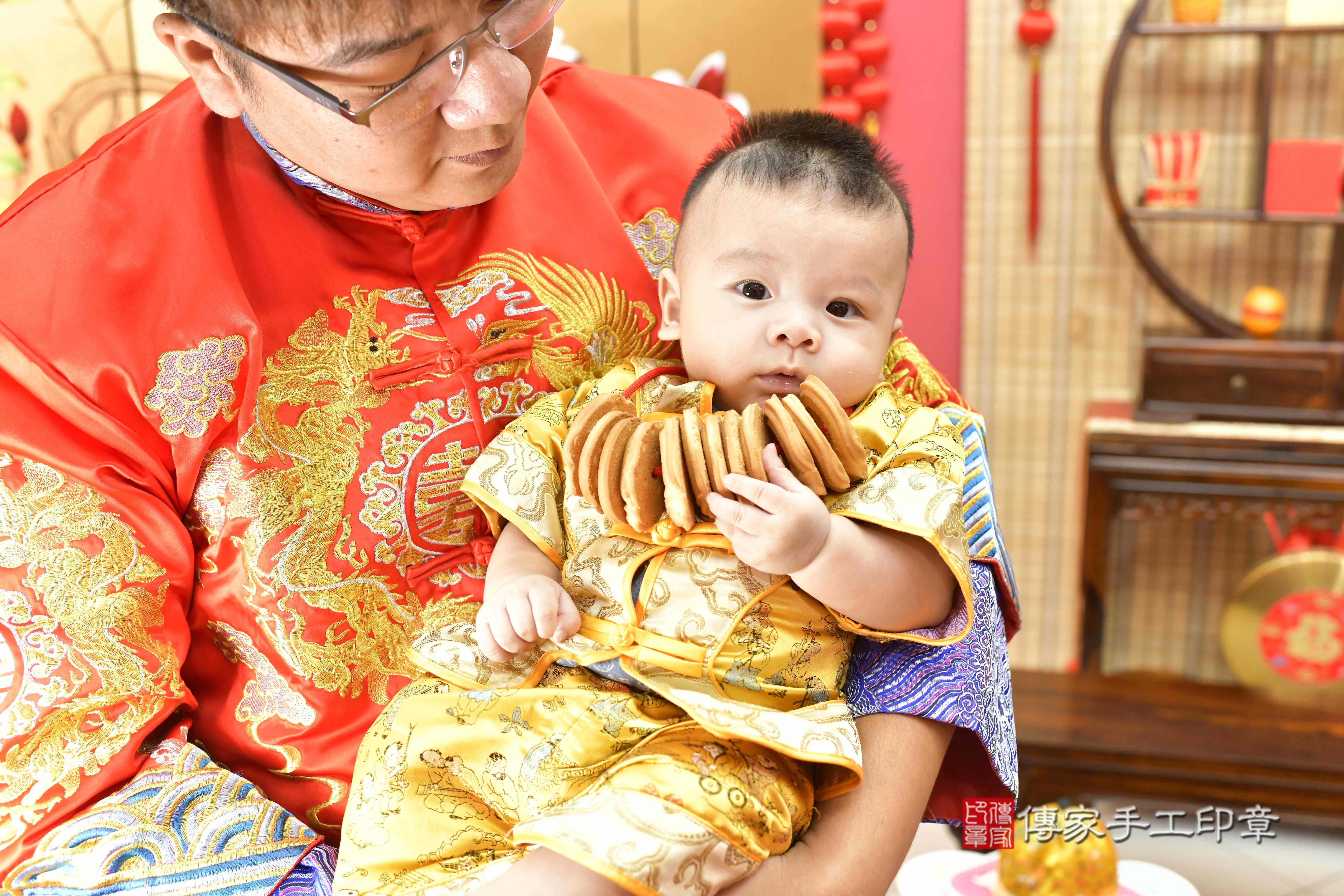 傳家手工印章新竹店、抓周、度脺、中國風會場、傳家嬰兒古禮、吉祥話、抓周道具物品24種、拍照。抓周證書。寶寶抓周、滿周歲、生日快樂、祝福