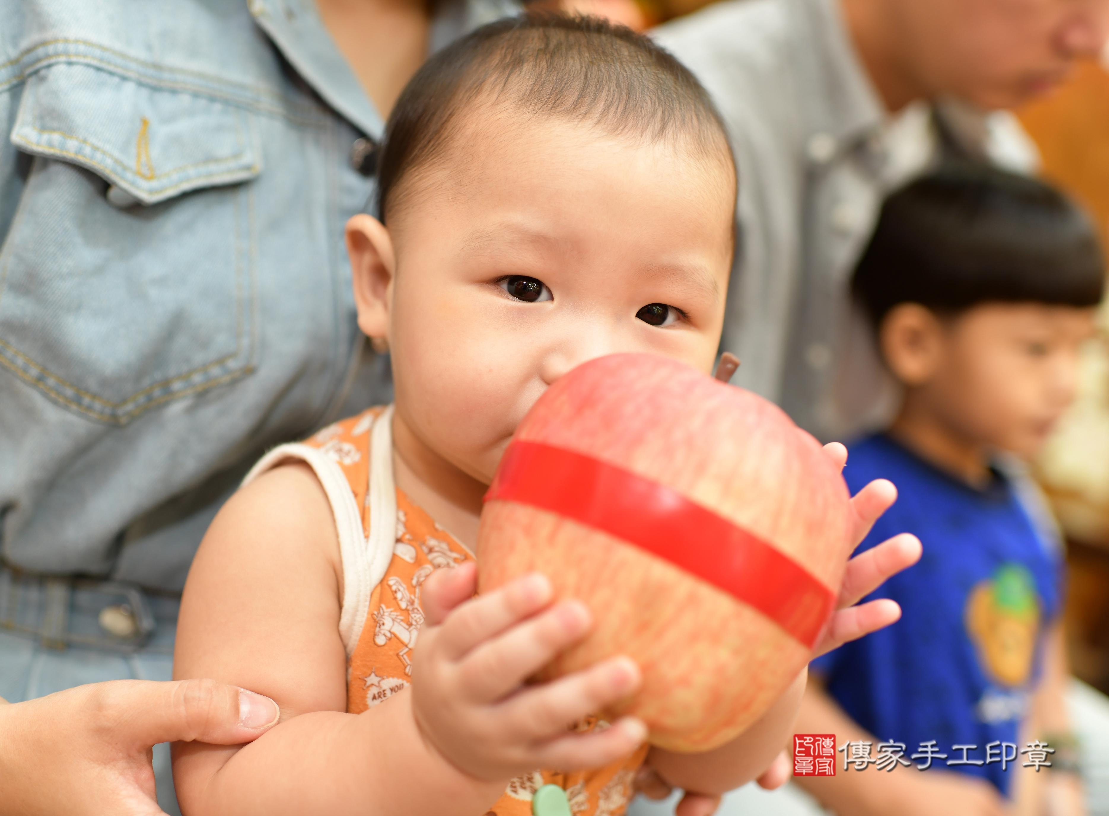 傳家手工印章台南店、抓周、度脺、中國風會場、傳家嬰兒古禮、吉祥話、抓周道具物品24種、拍照。抓周證書。寶寶抓周、滿周歲、生日快樂、祝福