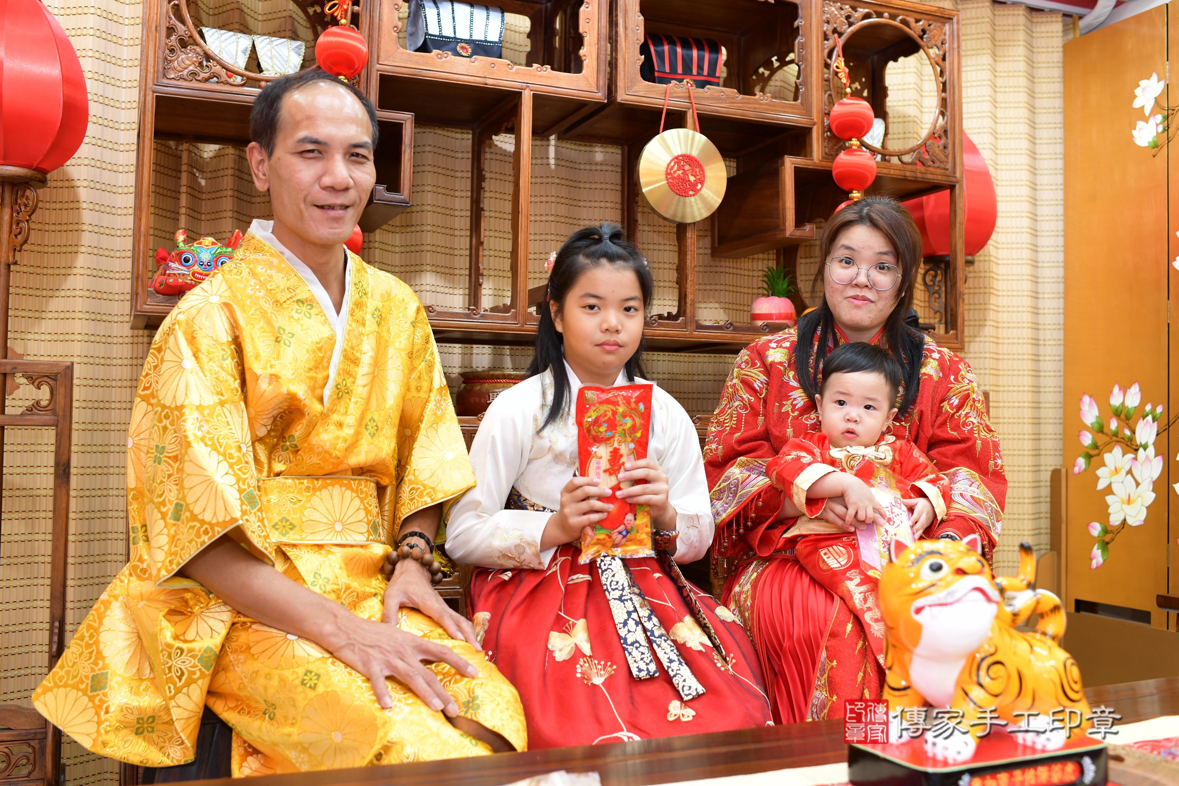 傳家手工印章台南店、抓周、度脺、中國風會場、傳家嬰兒古禮、吉祥話、抓周道具物品24種、拍照。抓周證書。寶寶抓周、滿周歲、生日快樂、祝福