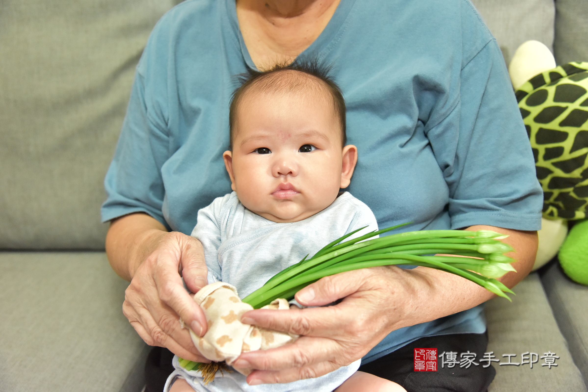 舲舲寶寶(新北市中和區到府嬰兒舲舲寶寶滿月剃頭理髮、到府嬰兒剃胎毛儀式吉祥話)。到府剃頭剃胎毛主持、專業拍照、證書。★購買「臍帶章、肚臍章、胎毛筆刷印章」贈送：剃頭、收涎、抓周，三選一。2024.10.5，照片6