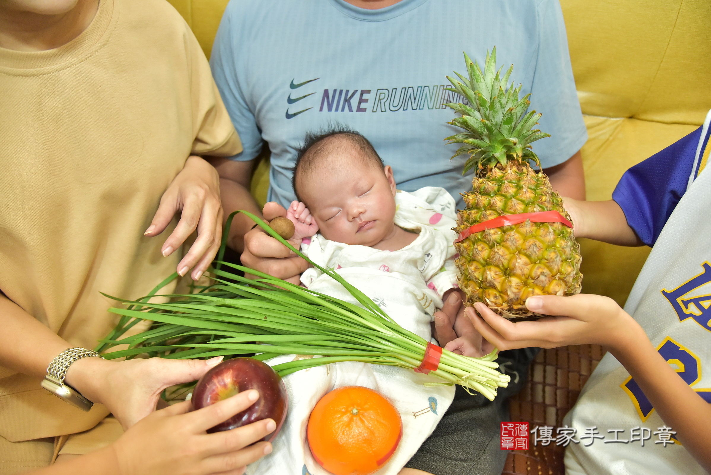 小嫙寶寶(新北市新莊區到府嬰兒小嫙寶寶滿月剃頭理髮、到府嬰兒剃胎毛儀式吉祥話)。到府剃頭剃胎毛主持、專業拍照、證書。★購買「臍帶章、肚臍章、胎毛筆刷印章」贈送：剃頭、收涎、抓周，三選一。2024.10.5，照片6