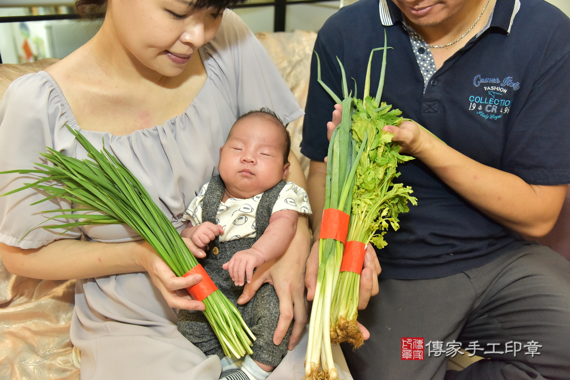 呂寶寶(新北市新店區到府嬰兒呂寶寶滿月剃頭理髮、到府嬰兒剃胎毛儀式吉祥話)。到府剃頭剃胎毛主持、專業拍照、證書。★購買「臍帶章、肚臍章、胎毛筆刷印章」贈送：剃頭、收涎、抓周，三選一。2024.10.6，照片11