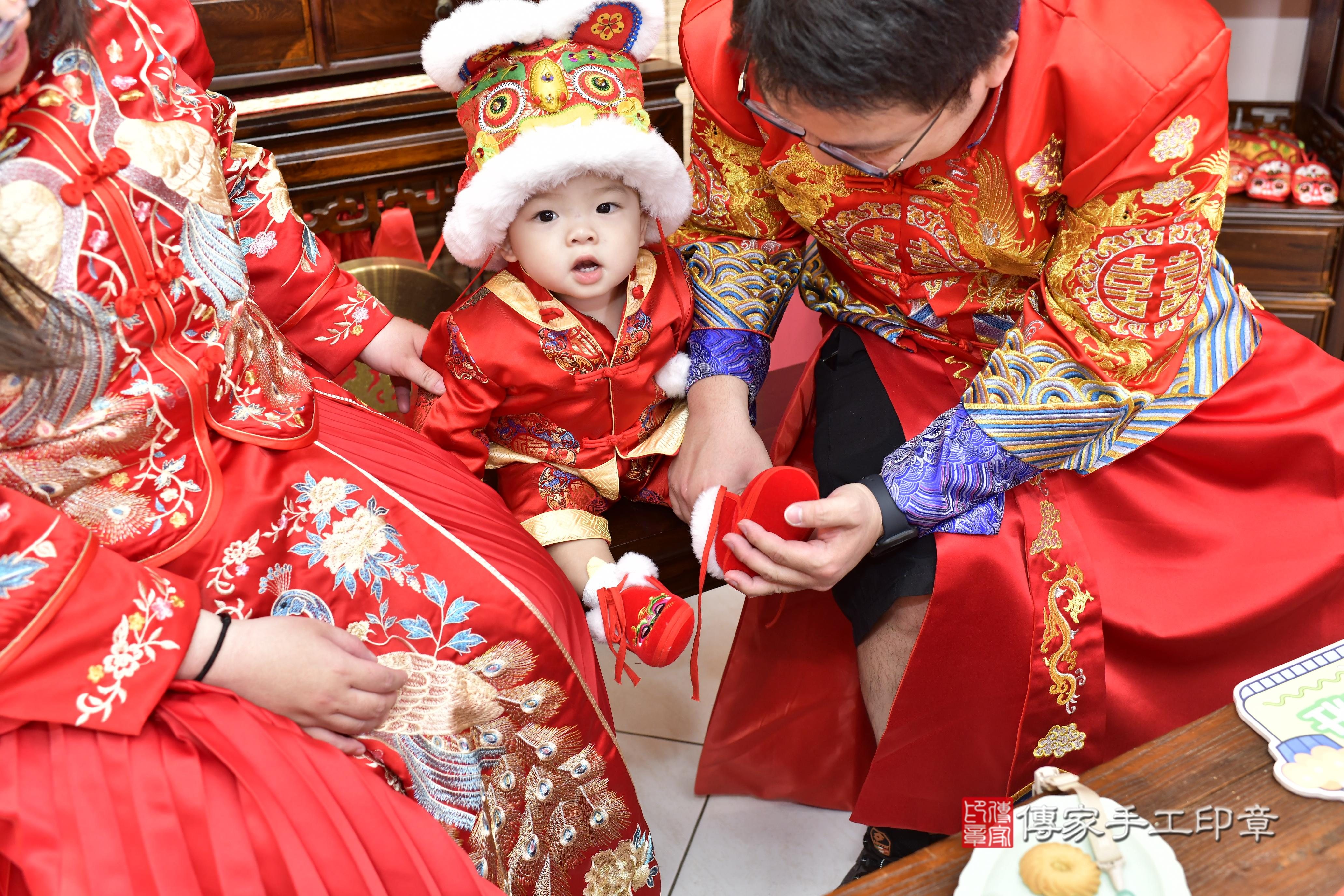 傳家手工印章新竹店、抓周、度脺、中國風會場、傳家嬰兒古禮、吉祥話、抓周道具物品24種、拍照。抓周證書。寶寶抓周、滿周歲、生日快樂、祝福