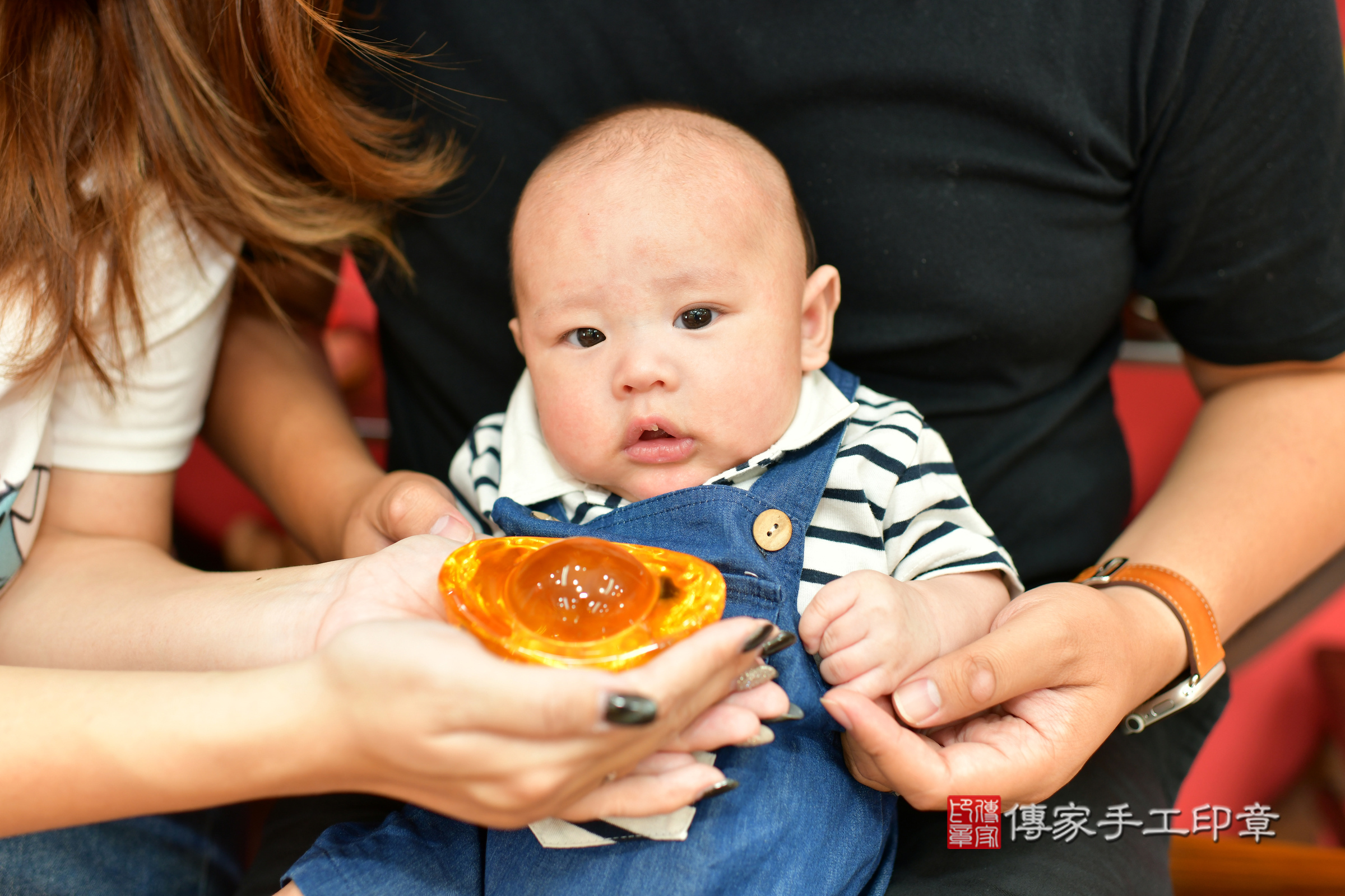 晨晨寶寶(台中市北區嬰兒寶寶滿月剃頭理髮、嬰兒剃胎毛儀式吉祥話)。中國風會場，爸媽寶貝穿「日中韓」古裝禮服。專業拍照、證書。★購買「臍帶章、肚臍章、胎毛筆刷印章」贈送：剃頭、收涎、抓周，三選一。2024.9.24，照片1