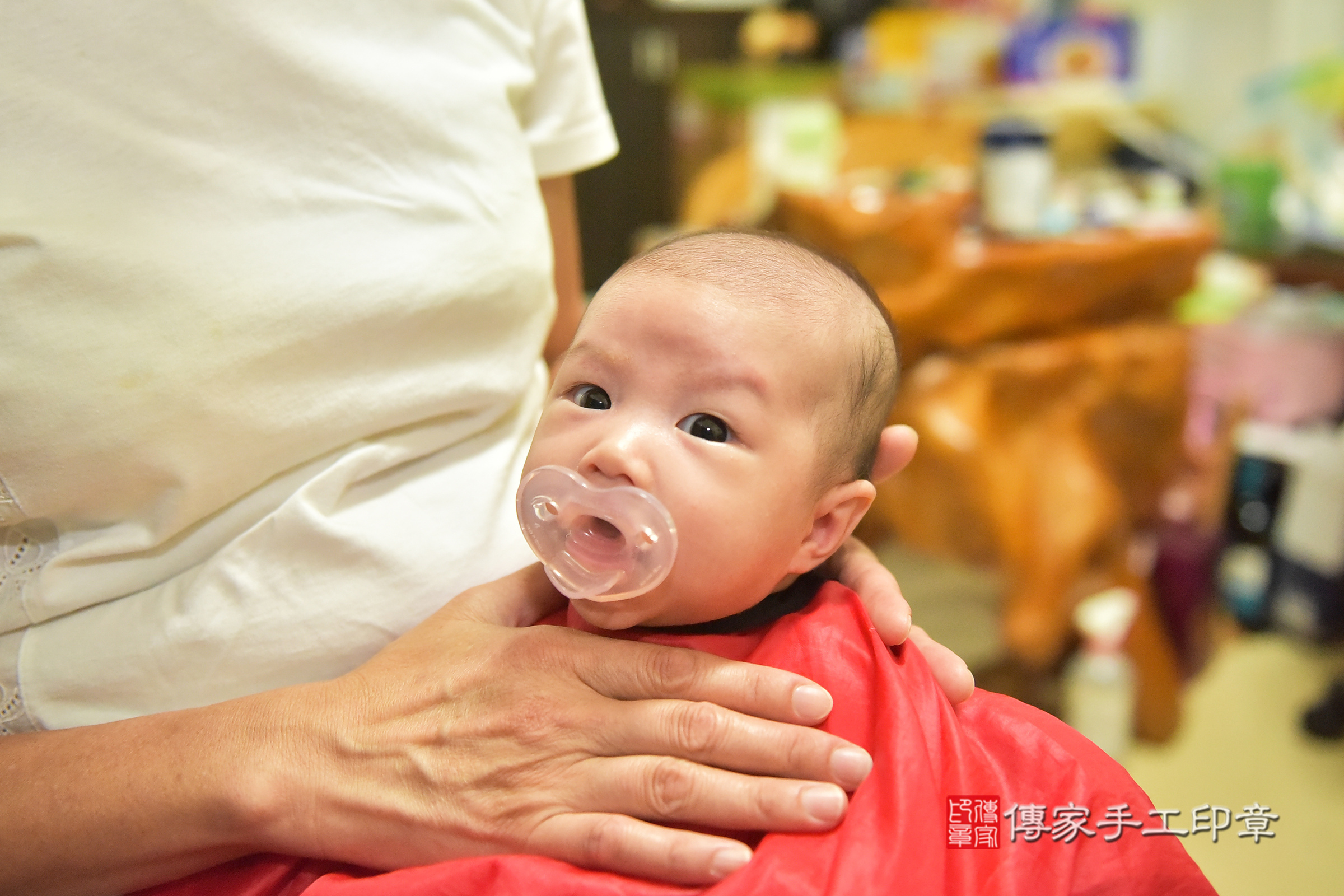 小雅寶寶(台中市大肚區到府嬰兒小雅寶寶滿月剃頭理髮、到府嬰兒剃胎毛儀式吉祥話)。到府剃頭剃胎毛主持、專業拍照、證書。★購買「臍帶章、肚臍章、胎毛筆刷印章」贈送：剃頭、收涎、抓周，三選一。2024.9.30，照片10