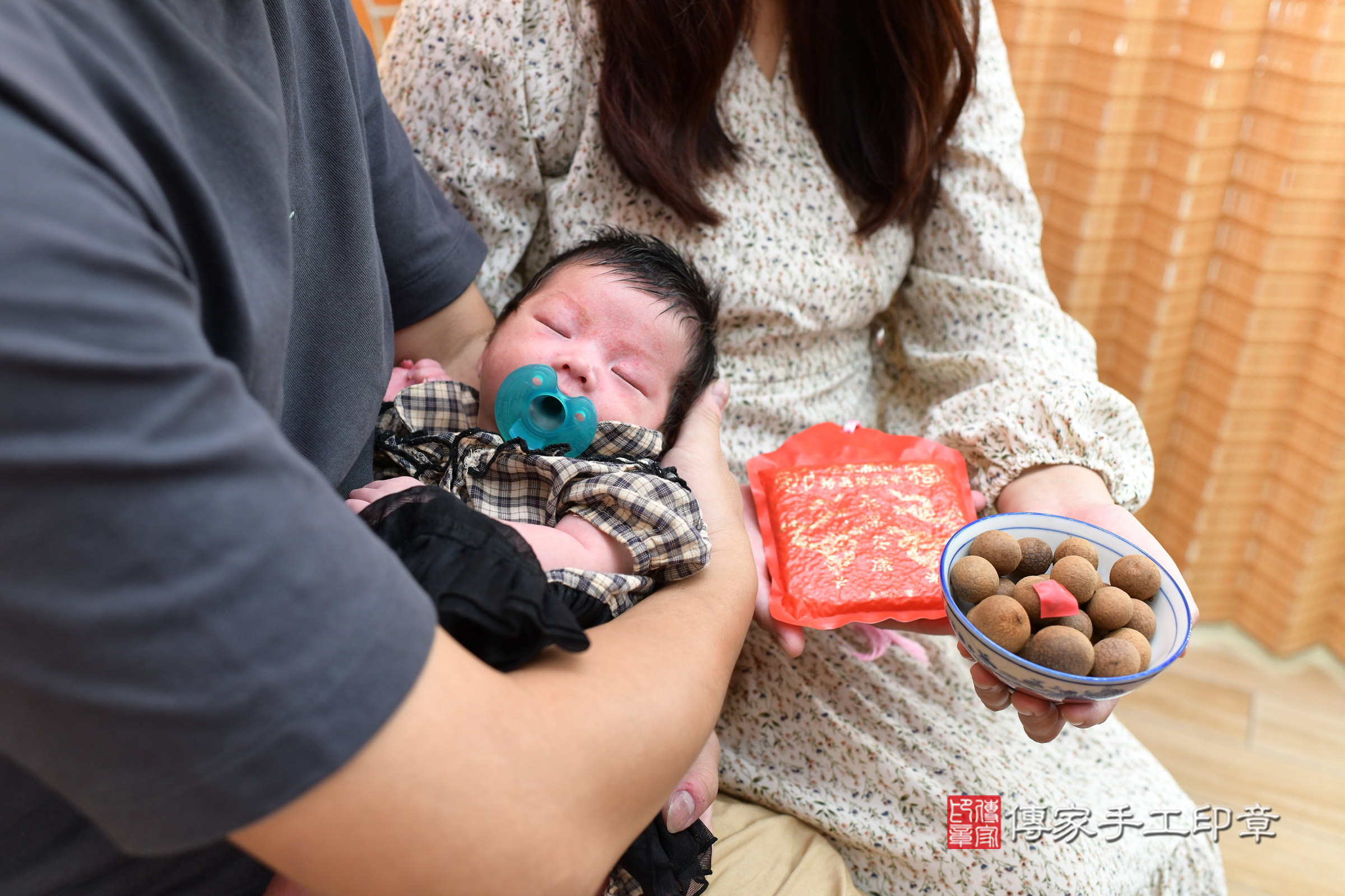 小璇寶寶(台北市大同區嬰兒寶寶滿月剃頭理髮、嬰兒剃胎毛儀式吉祥話)。中國風會場，爸媽寶貝穿「日中韓」古裝禮服。專業拍照、證書。★購買「臍帶章、肚臍章、胎毛筆刷印章」贈送：剃頭、收涎、抓周，三選一。2024.10.13，照片7