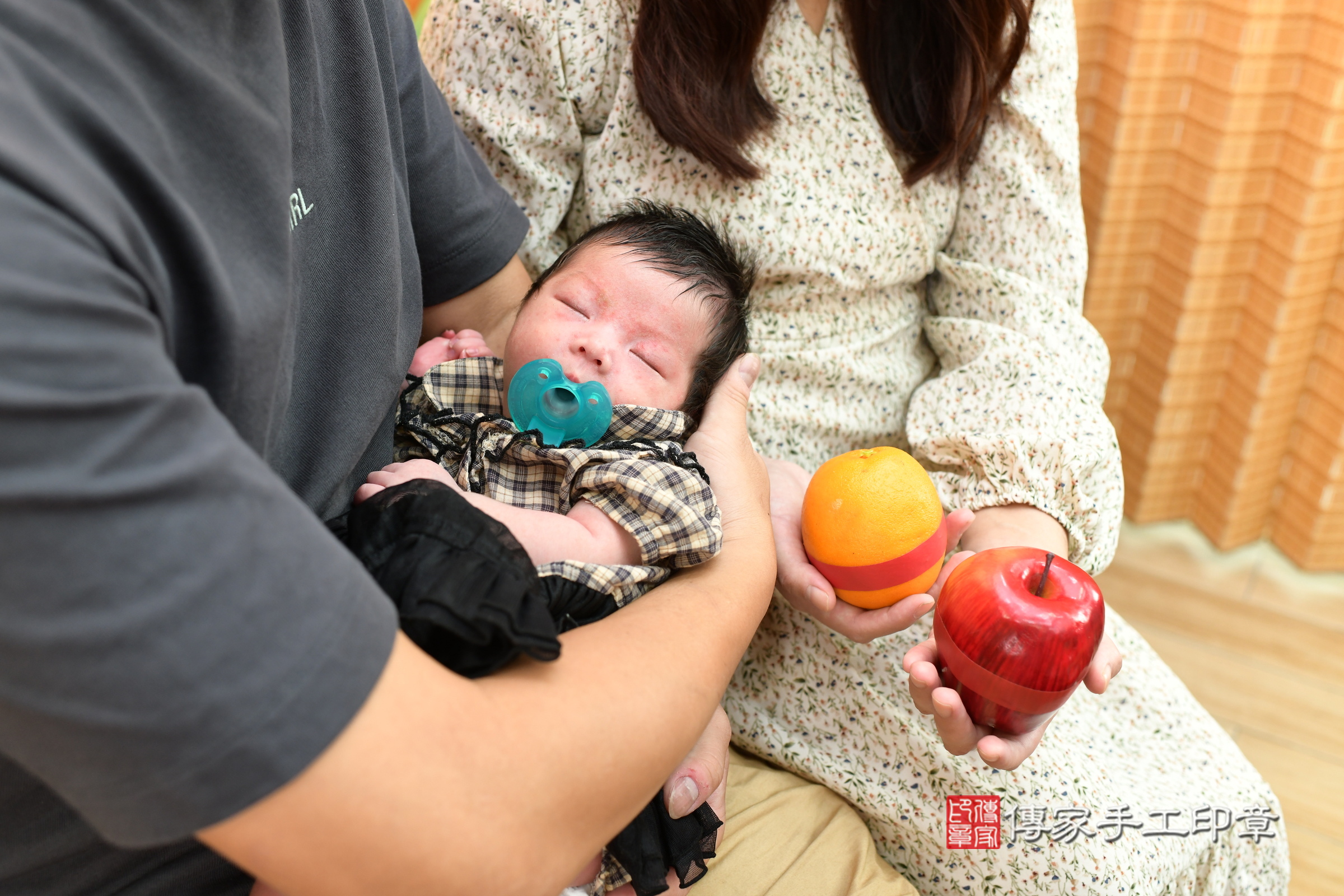 小璇寶寶(台北市大同區嬰兒寶寶滿月剃頭理髮、嬰兒剃胎毛儀式吉祥話)。中國風會場，爸媽寶貝穿「日中韓」古裝禮服。專業拍照、證書。★購買「臍帶章、肚臍章、胎毛筆刷印章」贈送：剃頭、收涎、抓周，三選一。2024.10.13，照片9