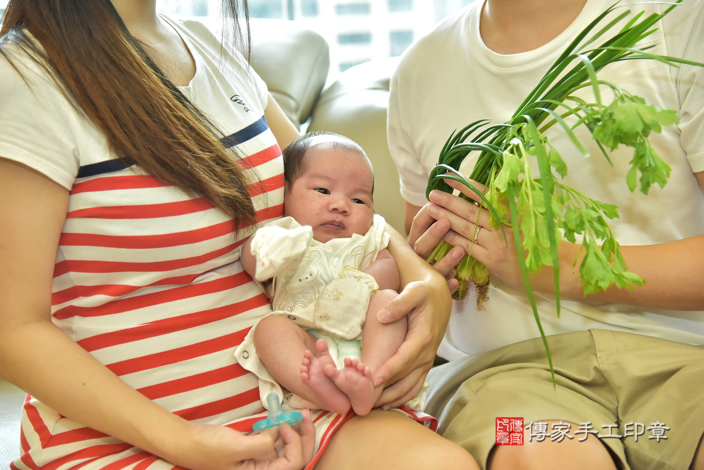 小維寶寶(新北市新莊區到府嬰兒小維寶寶滿月剃頭理髮、到府嬰兒剃胎毛儀式吉祥話)。到府剃頭剃胎毛主持、專業拍照、證書。★購買「臍帶章、肚臍章、胎毛筆刷印章」贈送：剃頭、收涎、抓周，三選一。2024.10.13，照片16