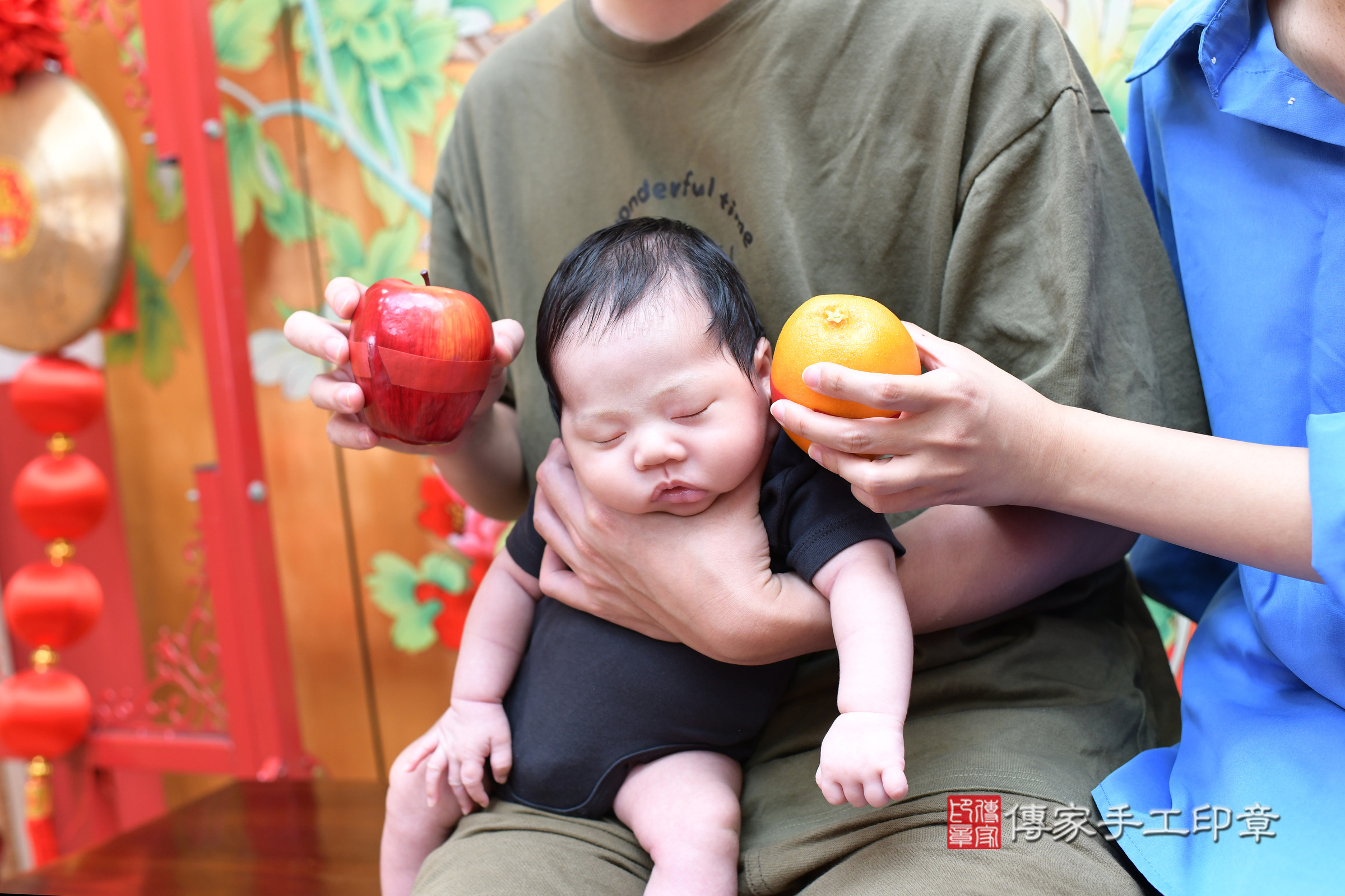 小洵寶寶(台北市大同區嬰兒寶寶滿月剃頭理髮、嬰兒剃胎毛儀式吉祥話)。中國風會場，爸媽寶貝穿「日中韓」古裝禮服。專業拍照、證書。★購買「臍帶章、肚臍章、胎毛筆刷印章」贈送：剃頭、收涎、抓周，三選一。2024.10.25，照片10