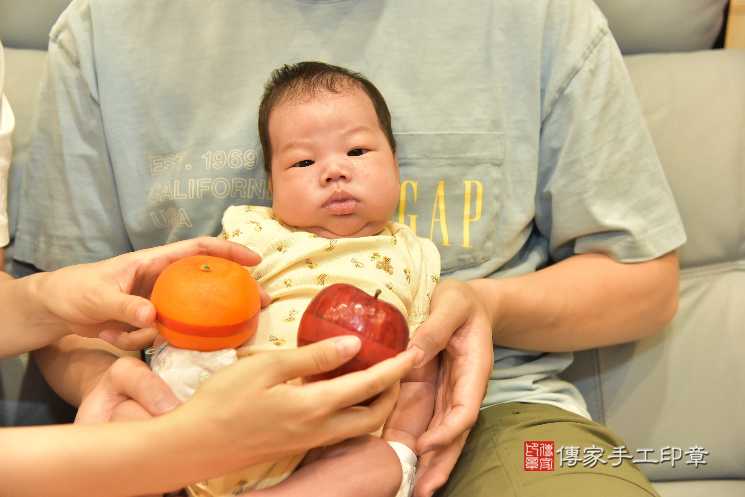 小洵寶寶(新北市新莊區到府嬰兒小洵寶寶滿月剃頭理髮、到府嬰兒剃胎毛儀式吉祥話)。到府剃頭剃胎毛主持、專業拍照、證書。★購買「臍帶章、肚臍章、胎毛筆刷印章」贈送：剃頭、收涎、抓周，三選一。2024.10.20，照片8