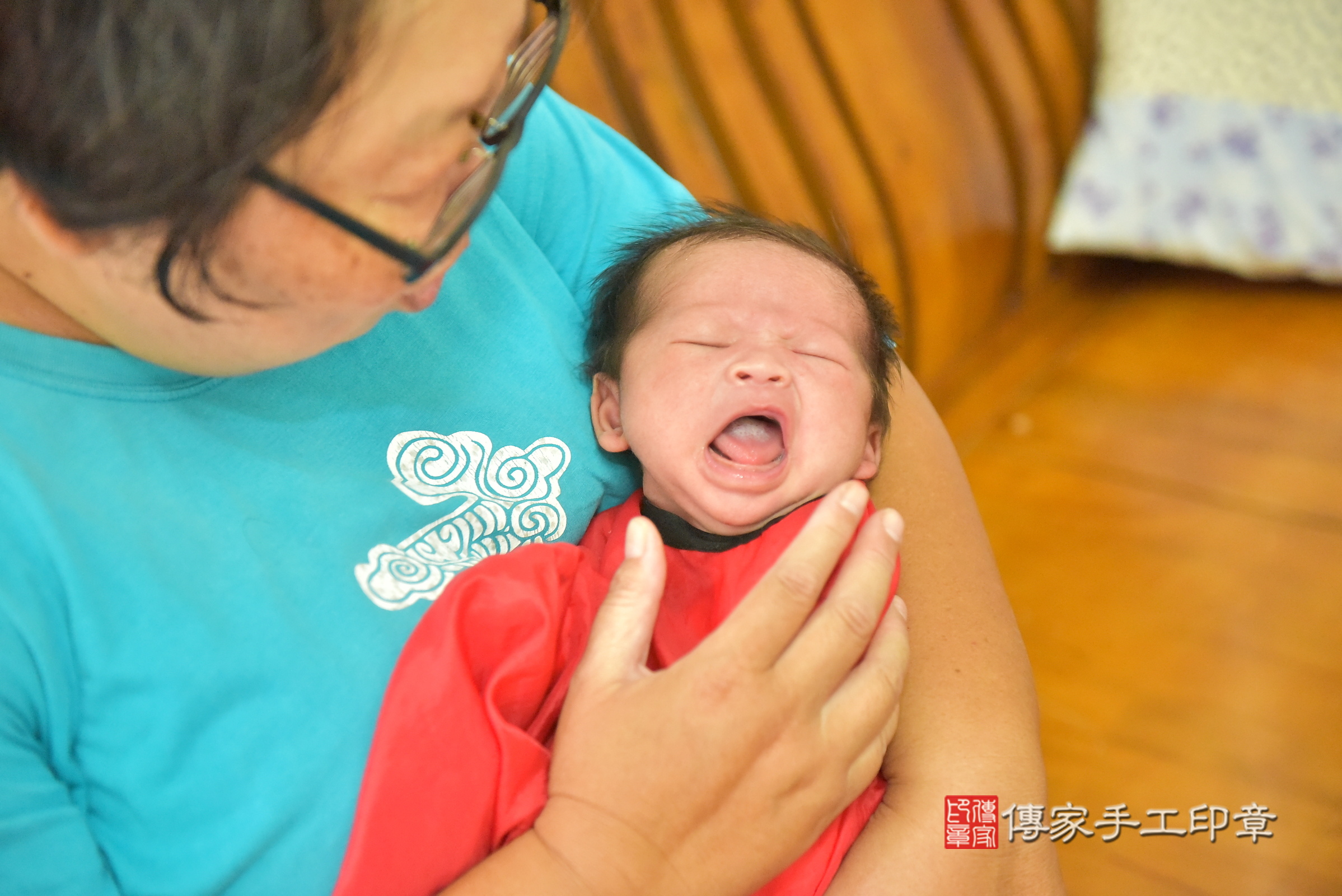 軒軒寶寶(台中市大雅區到府嬰兒軒軒寶寶滿月剃頭理髮、到府嬰兒剃胎毛儀式吉祥話)。到府剃頭剃胎毛主持、專業拍照、證書。★購買「臍帶章、肚臍章、胎毛筆刷印章」贈送：剃頭、收涎、抓周，三選一。2024.10.4，照片13