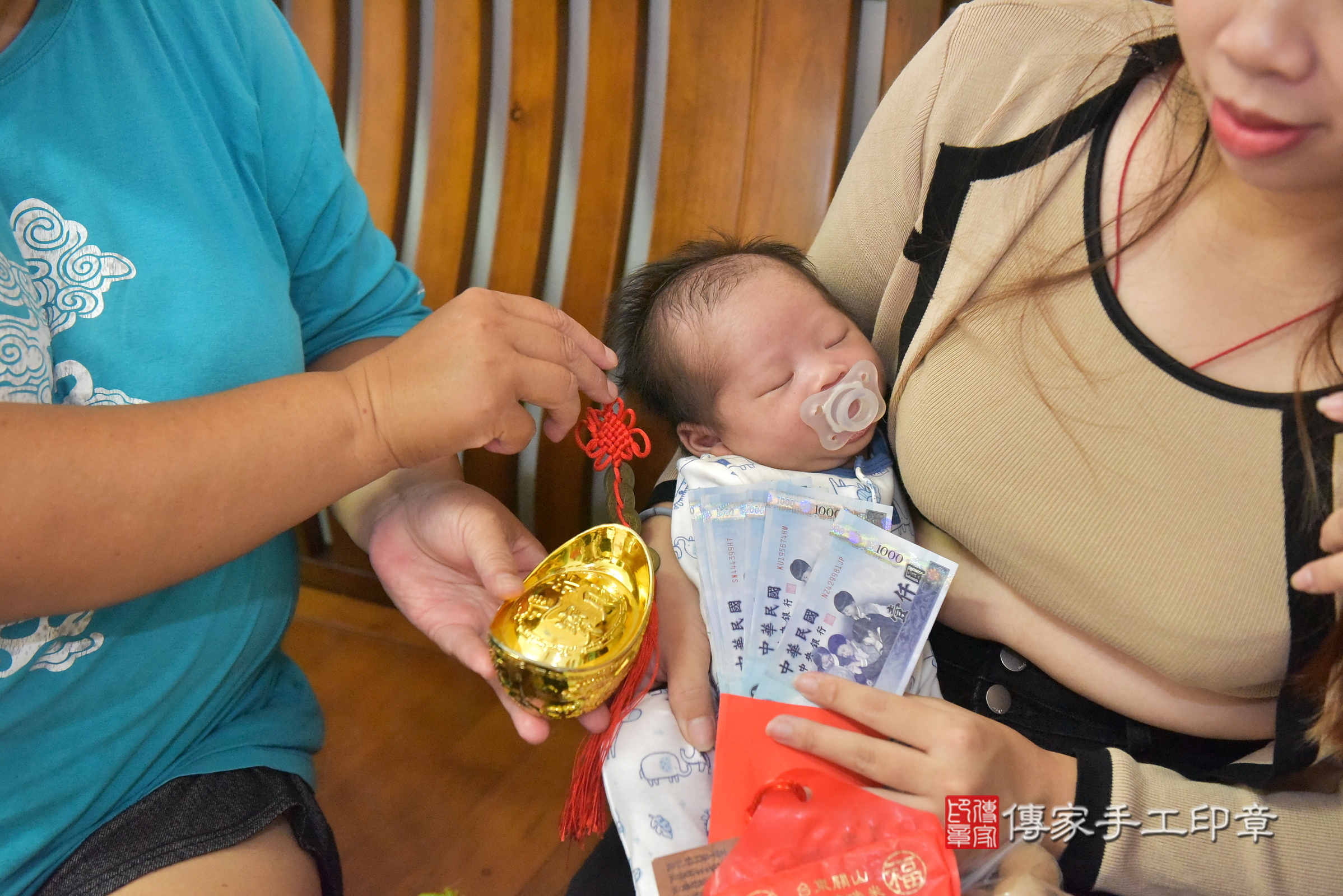 軒軒寶寶(台中市大雅區到府嬰兒軒軒寶寶滿月剃頭理髮、到府嬰兒剃胎毛儀式吉祥話)。到府剃頭剃胎毛主持、專業拍照、證書。★購買「臍帶章、肚臍章、胎毛筆刷印章」贈送：剃頭、收涎、抓周，三選一。2024.10.4，照片11