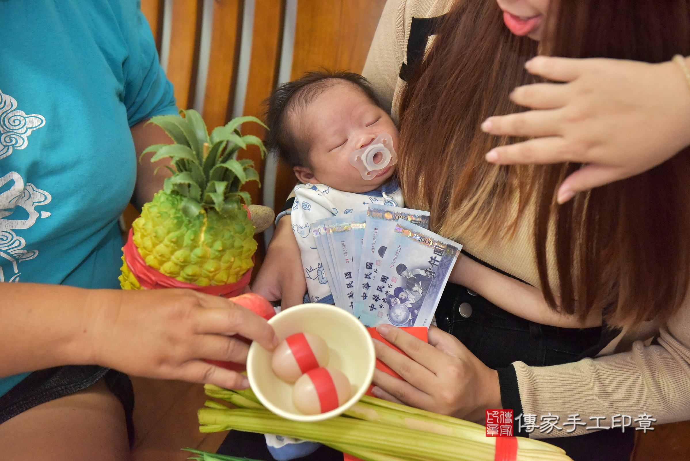 軒軒寶寶(台中市大雅區到府嬰兒軒軒寶寶滿月剃頭理髮、到府嬰兒剃胎毛儀式吉祥話)。到府剃頭剃胎毛主持、專業拍照、證書。★購買「臍帶章、肚臍章、胎毛筆刷印章」贈送：剃頭、收涎、抓周，三選一。2024.10.4，照片8