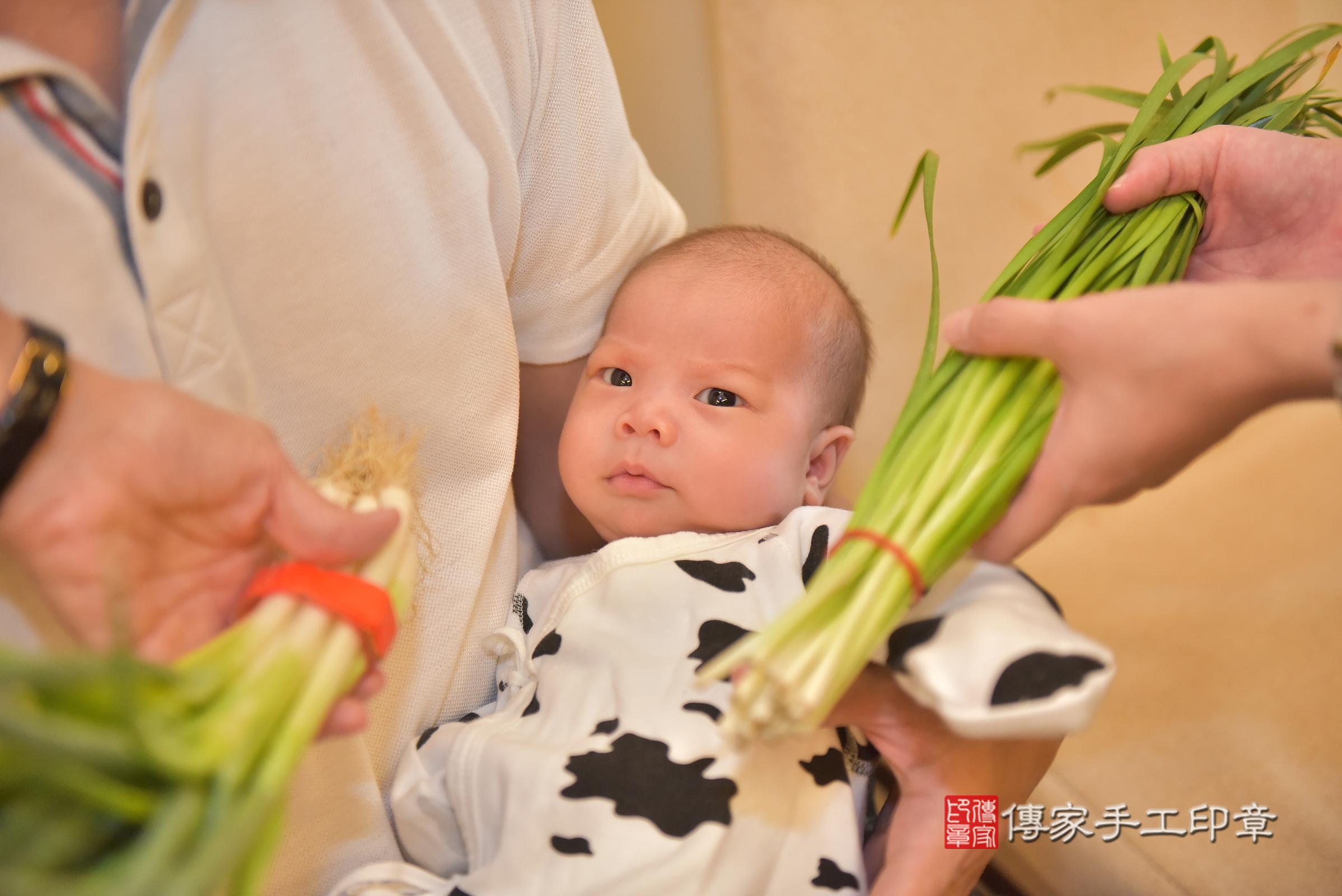 又又寶寶(台中市西屯區到府嬰兒又又寶寶滿月剃頭理髮、到府嬰兒剃胎毛儀式吉祥話)。到府剃頭剃胎毛主持、專業拍照、證書。★購買「臍帶章、肚臍章、胎毛筆刷印章」贈送：剃頭、收涎、抓周，三選一。2024.10.7，照片15