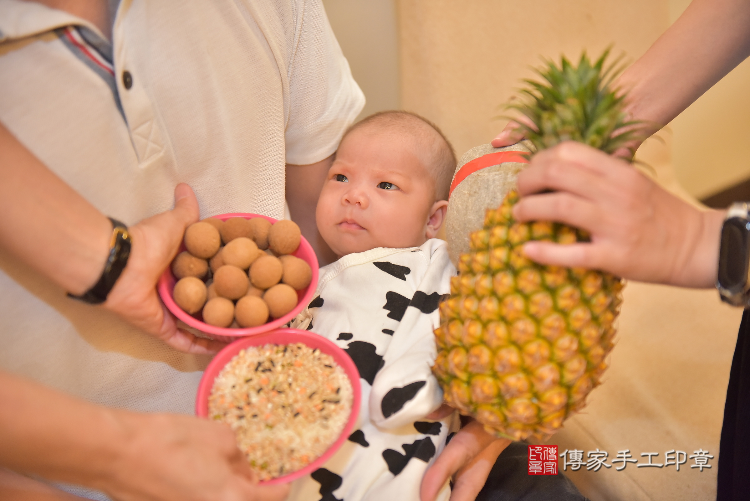 又又寶寶(台中市西屯區到府嬰兒又又寶寶滿月剃頭理髮、到府嬰兒剃胎毛儀式吉祥話)。到府剃頭剃胎毛主持、專業拍照、證書。★購買「臍帶章、肚臍章、胎毛筆刷印章」贈送：剃頭、收涎、抓周，三選一。2024.10.7，照片17