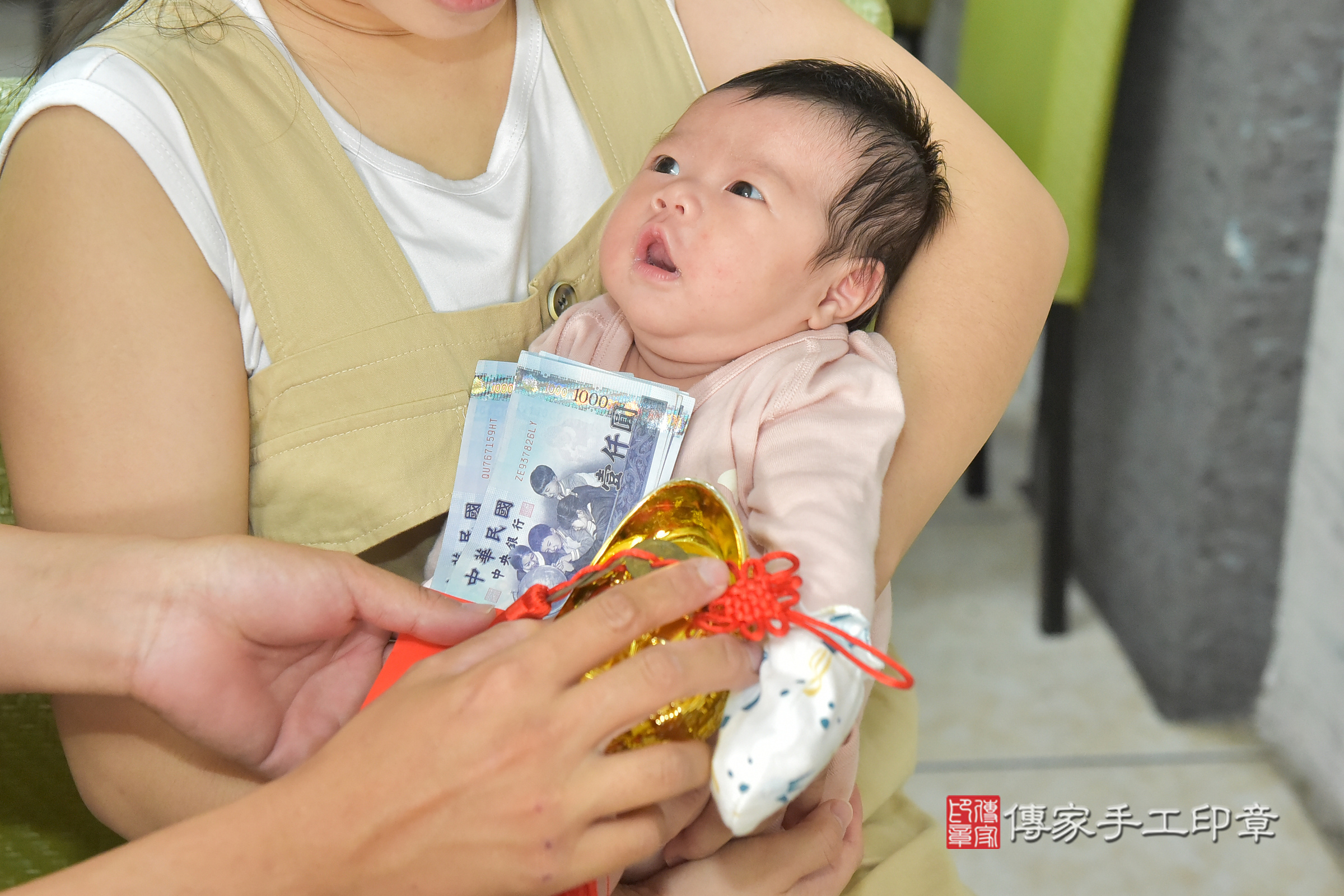 小妤寶寶(台中市霧峰區到府嬰兒小妤寶寶滿月剃頭理髮、到府嬰兒剃胎毛儀式吉祥話)。到府剃頭剃胎毛主持、專業拍照、證書。★購買「臍帶章、肚臍章、胎毛筆刷印章」贈送：剃頭、收涎、抓周，三選一。2024.10.12，照片11