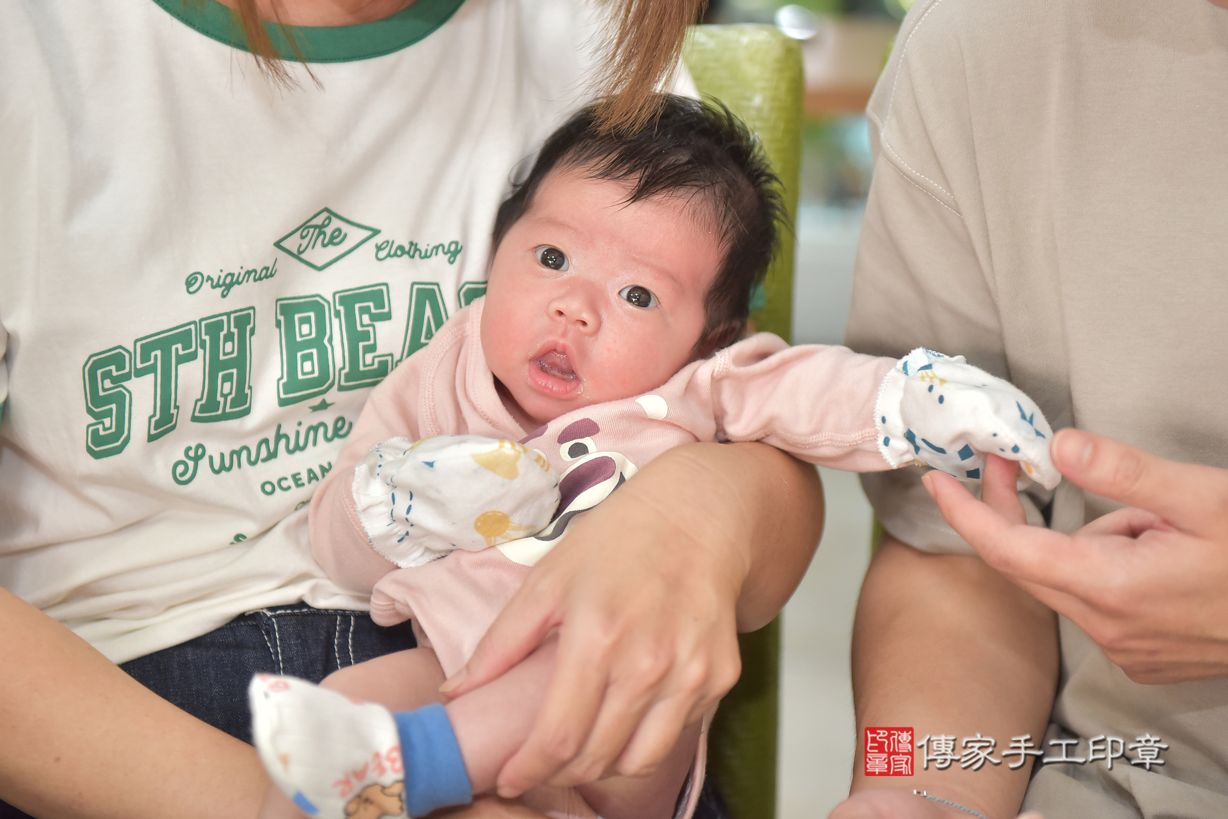 小妤寶寶(台中市霧峰區到府嬰兒小妤寶寶滿月剃頭理髮、到府嬰兒剃胎毛儀式吉祥話)。到府剃頭剃胎毛主持、專業拍照、證書。★購買「臍帶章、肚臍章、胎毛筆刷印章」贈送：剃頭、收涎、抓周，三選一。2024.10.12，照片2