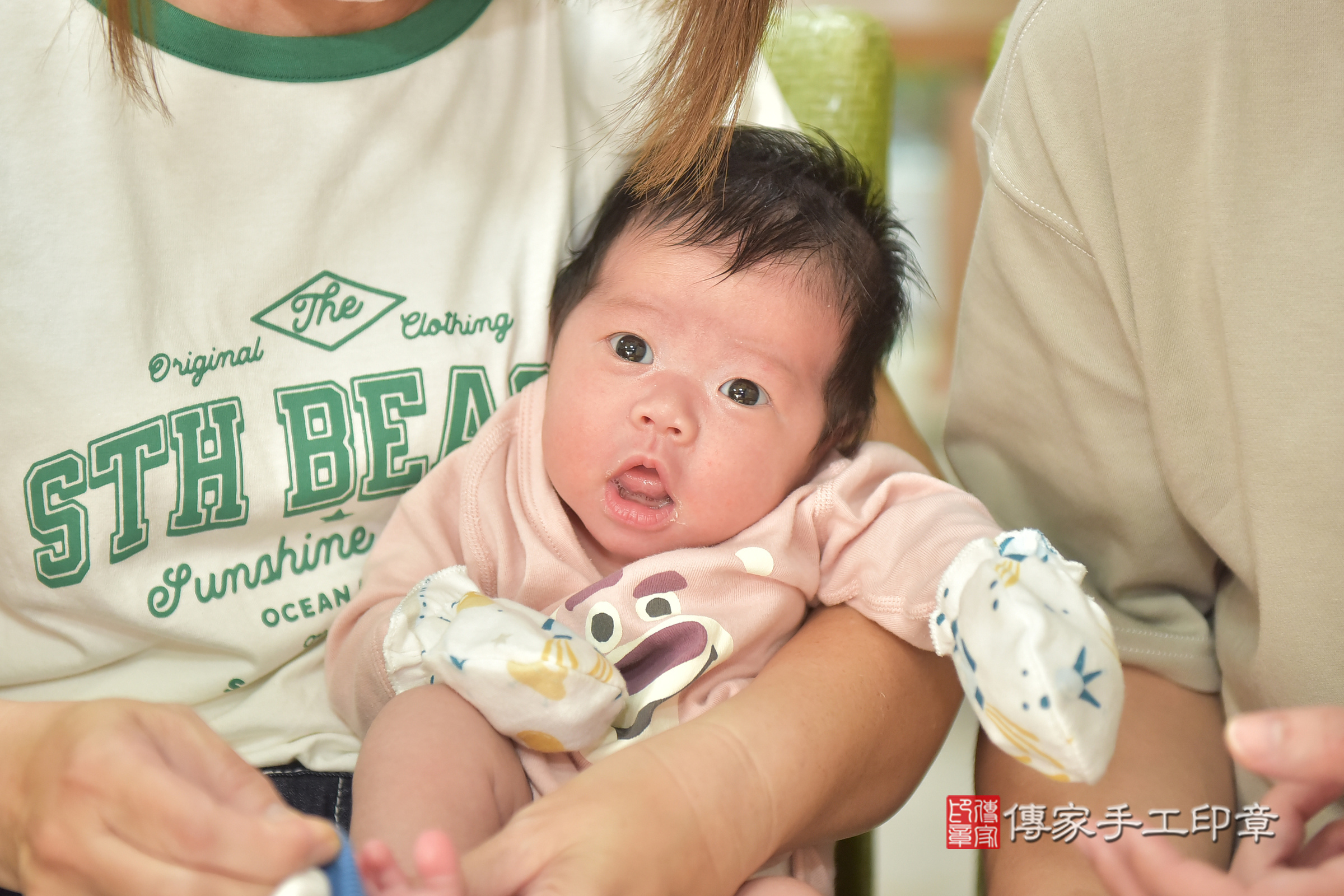 小妤寶寶(台中市霧峰區到府嬰兒小妤寶寶滿月剃頭理髮、到府嬰兒剃胎毛儀式吉祥話)。到府剃頭剃胎毛主持、專業拍照、證書。★購買「臍帶章、肚臍章、胎毛筆刷印章」贈送：剃頭、收涎、抓周，三選一。2024.10.12，照片1