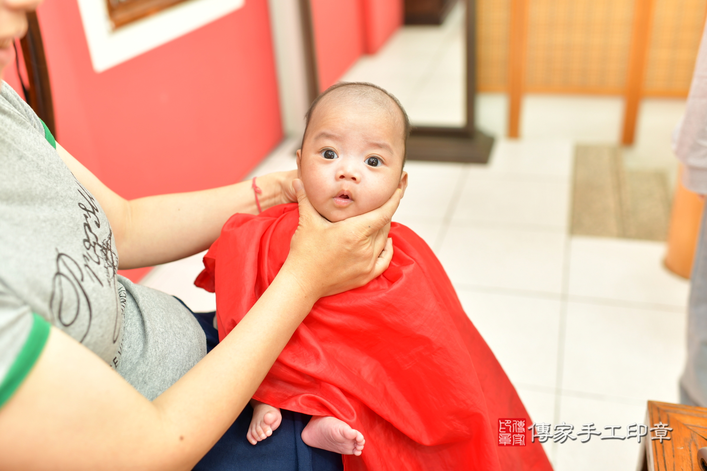 愷愷寶寶(台中市北區嬰兒寶寶滿月剃頭理髮、嬰兒剃胎毛儀式吉祥話)。中國風會場，爸媽寶貝穿「日中韓」古裝禮服。專業拍照、證書。★購買「臍帶章、肚臍章、胎毛筆刷印章」贈送：剃頭、收涎、抓周，三選一。2024.10.20，照片11