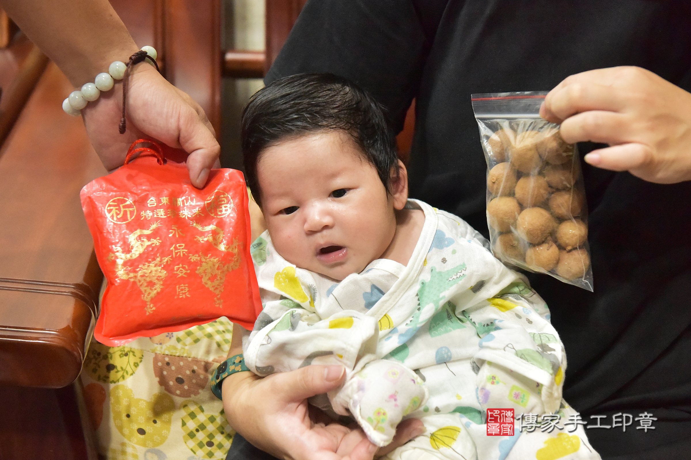 小錡寶寶(台中市太平區到府嬰兒小錡寶寶滿月剃頭理髮、到府嬰兒剃胎毛儀式吉祥話)。到府剃頭剃胎毛主持、專業拍照、證書。★購買「臍帶章、肚臍章、胎毛筆刷印章」贈送：剃頭、收涎、抓周，三選一。2024.10.23，照片12