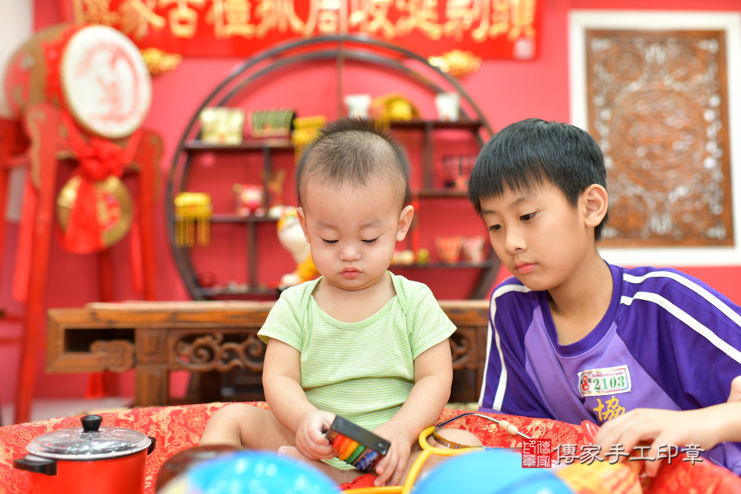 台中市北區小衡寶寶抓周推薦：傳家台中店抓周度脺中國風會場，嬰兒古禮抓周流程儀式吉祥話、抓周道具物品24種、拍照。抓周證書。2024.10.17，照片6