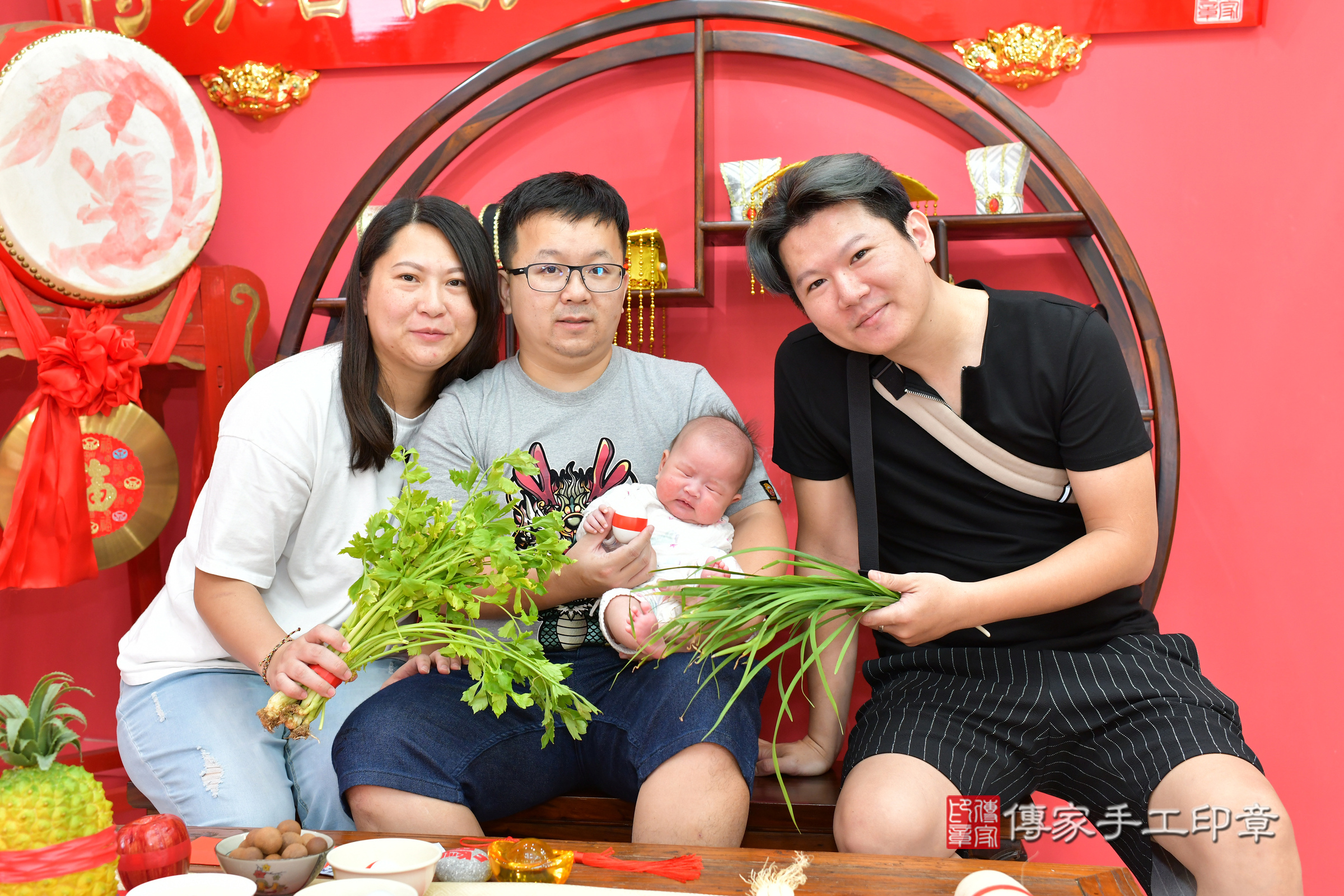 希希寶寶(台中市北區嬰兒寶寶滿月剃頭理髮、嬰兒剃胎毛儀式吉祥話)。中國風會場，爸媽寶貝穿「日中韓」古裝禮服。專業拍照、證書。★購買「臍帶章、肚臍章、胎毛筆刷印章」贈送：剃頭、收涎、抓周，三選一。2024.10.15，照片7