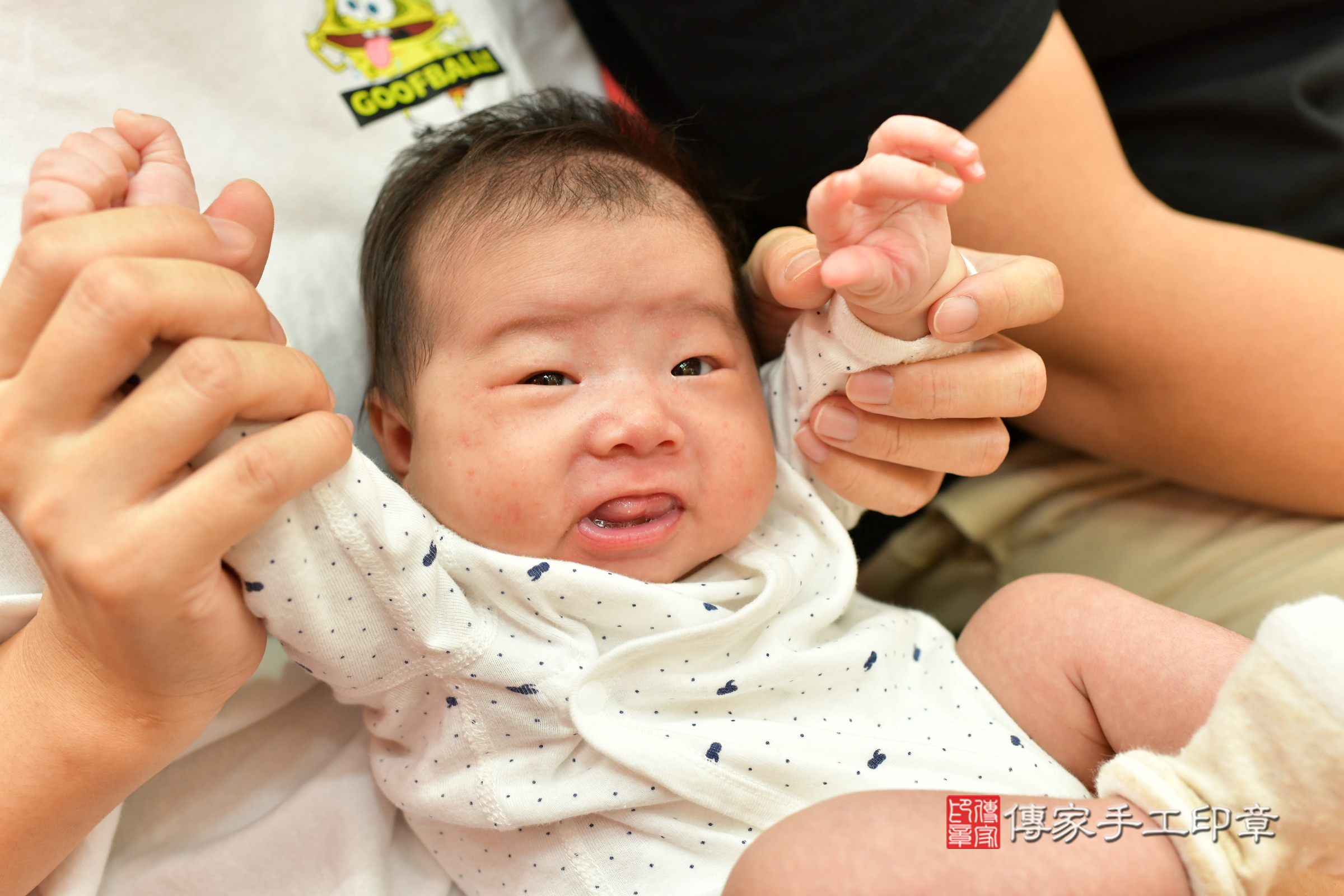 小澐寶寶(台中市北區嬰兒寶寶滿月剃頭理髮、嬰兒剃胎毛儀式吉祥話)。中國風會場，爸媽寶貝穿「日中韓」古裝禮服。專業拍照、證書。★購買「臍帶章、肚臍章、胎毛筆刷印章」贈送：剃頭、收涎、抓周，三選一。2024.10.25，照片2