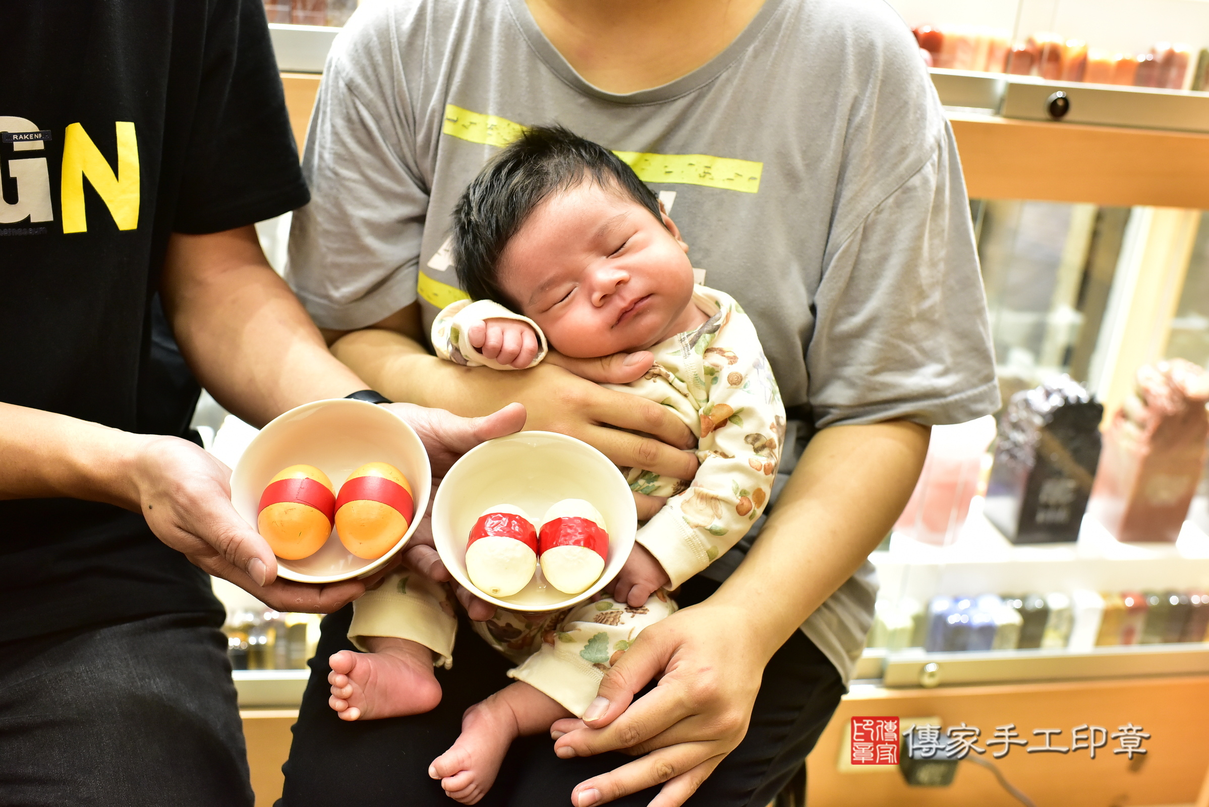 小逸寶寶(新北市永和區嬰兒寶寶滿月剃頭理髮、嬰兒剃胎毛儀式吉祥話)。中國風會場，爸媽寶貝穿「日中韓」古裝禮服。專業拍照、證書。★購買「臍帶章、肚臍章、胎毛筆刷印章」贈送：剃頭、收涎、抓周，三選一。2024.11.12，照片4