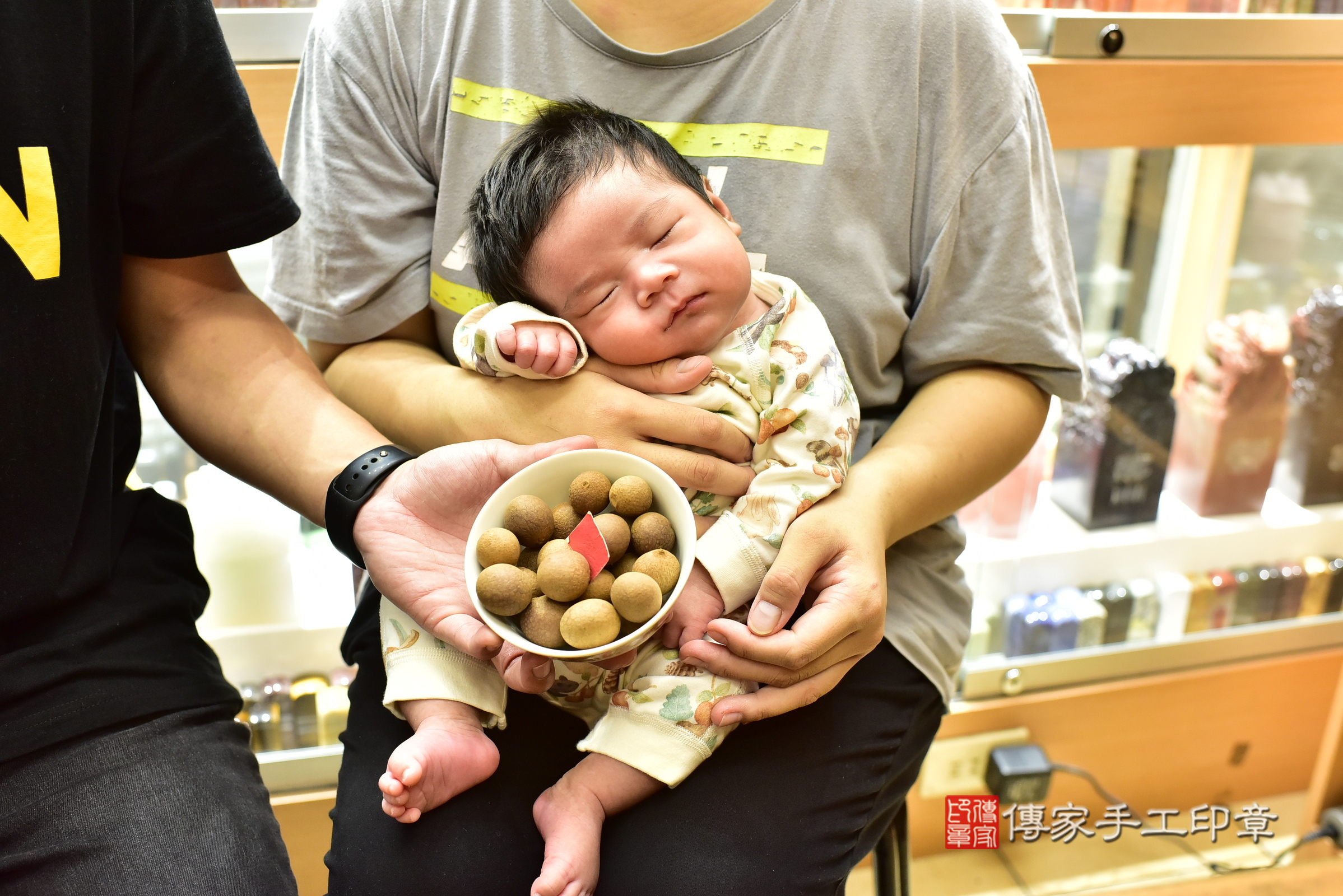 小逸寶寶(新北市永和區嬰兒寶寶滿月剃頭理髮、嬰兒剃胎毛儀式吉祥話)。中國風會場，爸媽寶貝穿「日中韓」古裝禮服。專業拍照、證書。★購買「臍帶章、肚臍章、胎毛筆刷印章」贈送：剃頭、收涎、抓周，三選一。2024.11.12，照片5