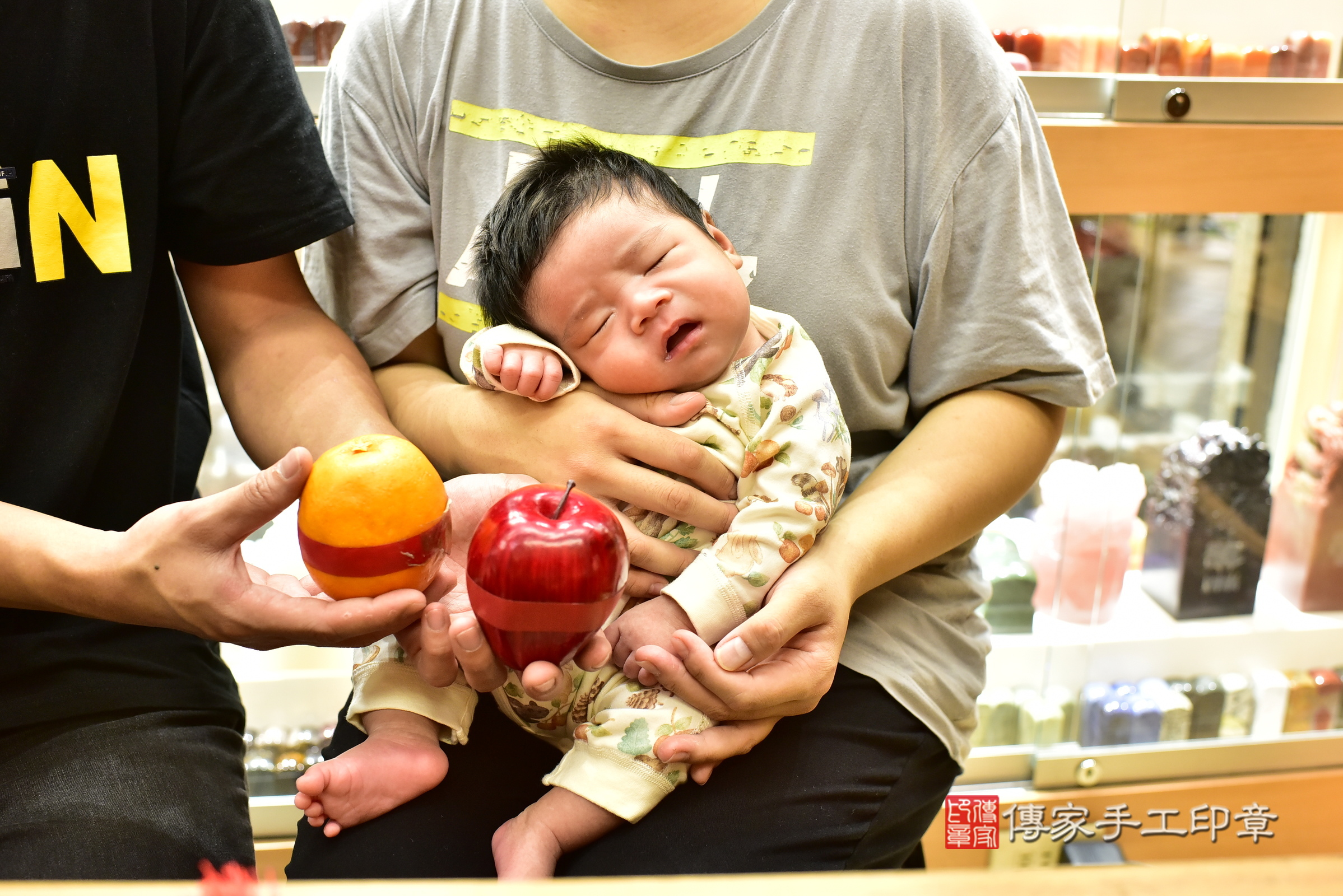 小逸寶寶(新北市永和區嬰兒寶寶滿月剃頭理髮、嬰兒剃胎毛儀式吉祥話)。中國風會場，爸媽寶貝穿「日中韓」古裝禮服。專業拍照、證書。★購買「臍帶章、肚臍章、胎毛筆刷印章」贈送：剃頭、收涎、抓周，三選一。2024.11.12，照片7