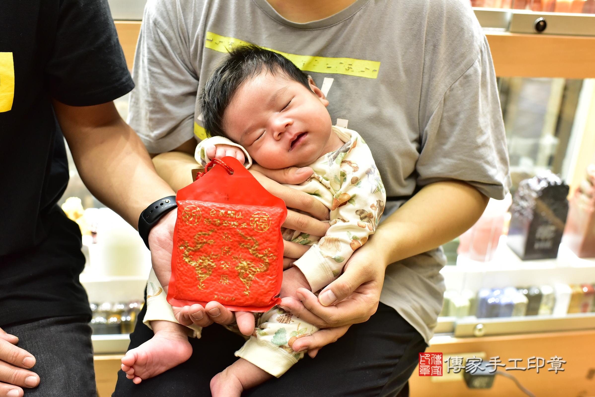 小逸寶寶(新北市永和區嬰兒寶寶滿月剃頭理髮、嬰兒剃胎毛儀式吉祥話)。中國風會場，爸媽寶貝穿「日中韓」古裝禮服。專業拍照、證書。★購買「臍帶章、肚臍章、胎毛筆刷印章」贈送：剃頭、收涎、抓周，三選一。2024.11.12，照片6