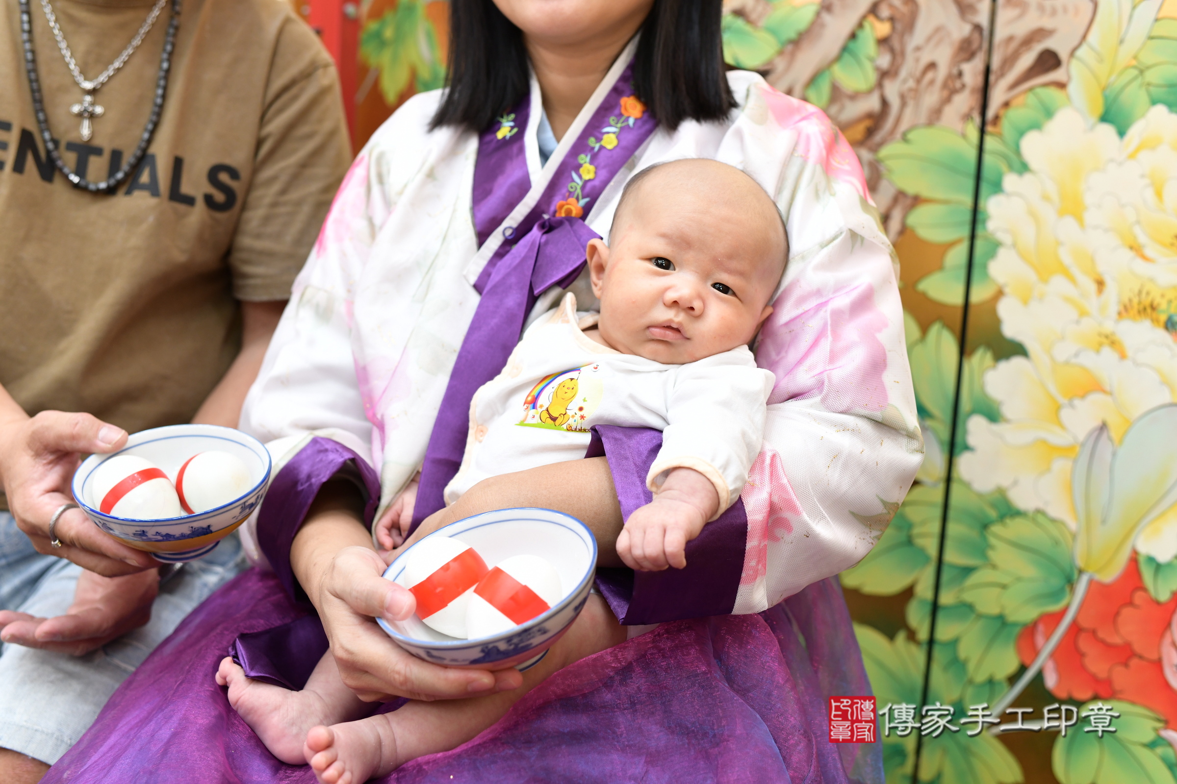 君君寶寶(台北市大同區嬰兒寶寶滿月剃頭理髮、嬰兒剃胎毛儀式吉祥話)。中國風會場，爸媽寶貝穿「日中韓」古裝禮服。專業拍照、證書。★購買「臍帶章、肚臍章、胎毛筆刷印章」贈送：剃頭、收涎、抓周，三選一。2024.11.10，照片11