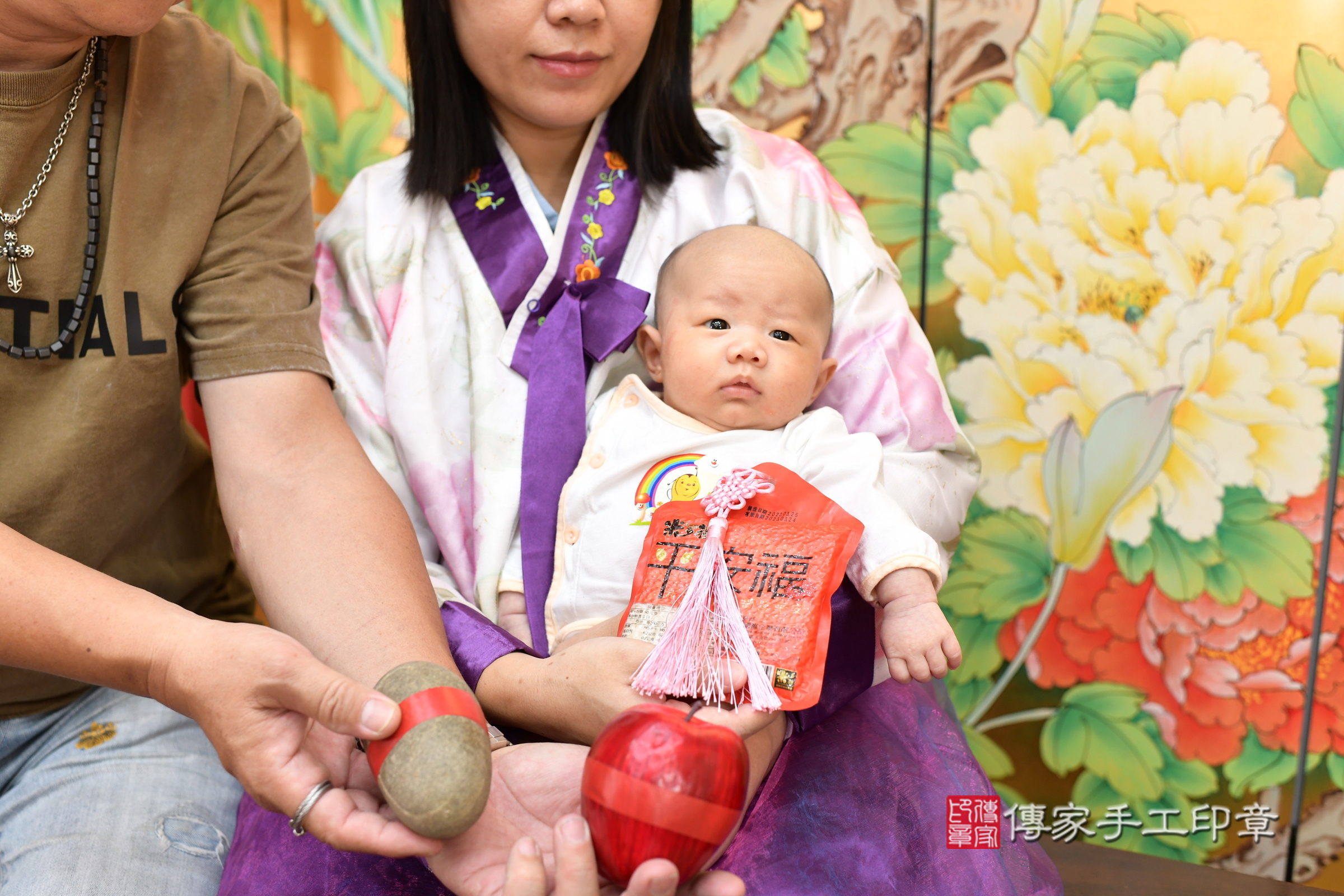 君君寶寶(台北市大同區嬰兒寶寶滿月剃頭理髮、嬰兒剃胎毛儀式吉祥話)。中國風會場，爸媽寶貝穿「日中韓」古裝禮服。專業拍照、證書。★購買「臍帶章、肚臍章、胎毛筆刷印章」贈送：剃頭、收涎、抓周，三選一。2024.11.10，照片13