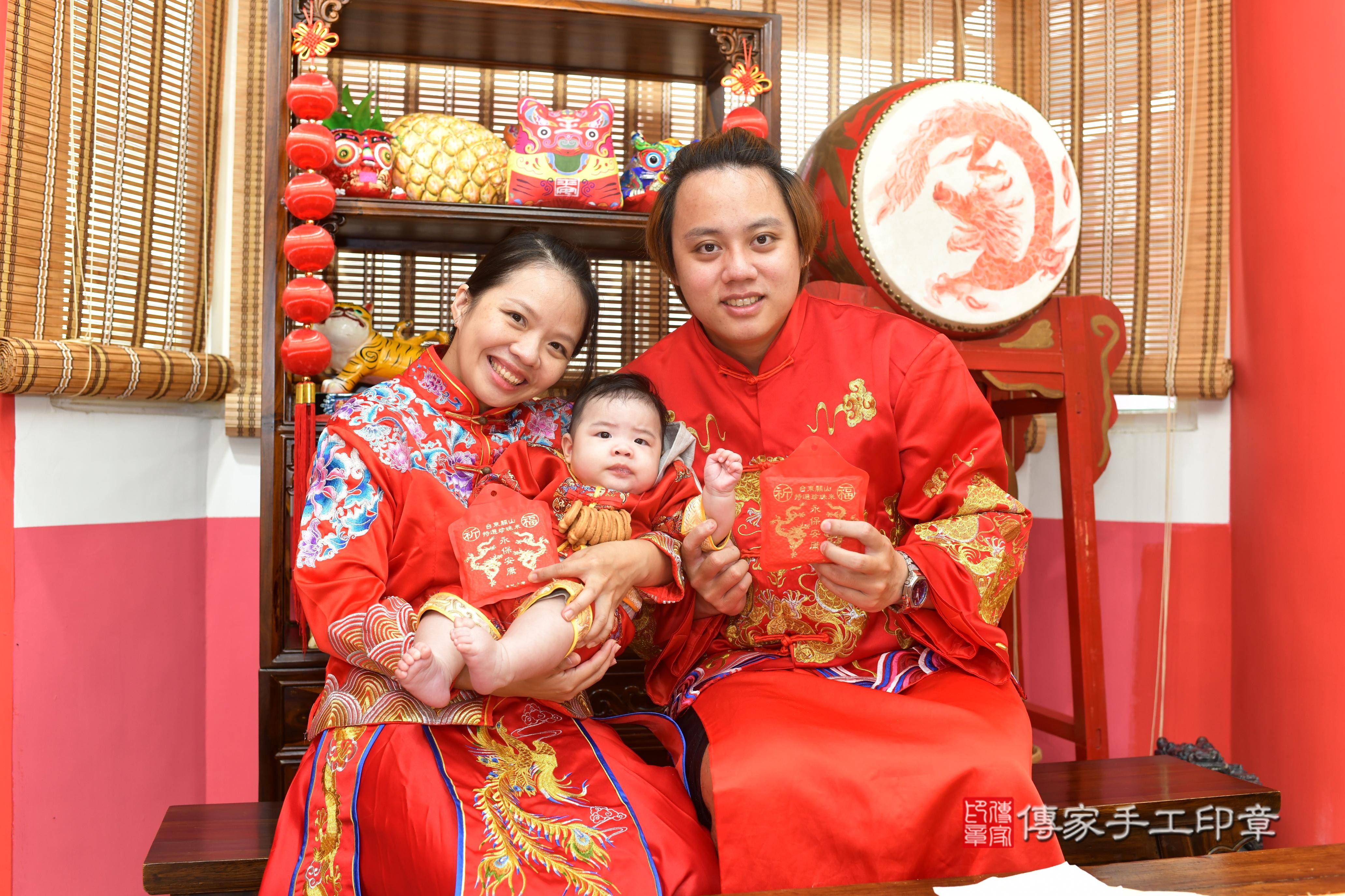 傳家手工印章高雄店、抓周、度脺、中國風會場、傳家嬰兒古禮、吉祥話、抓周道具物品24種、拍照。抓周證書。寶寶抓周、滿周歲、生日快樂、祝福