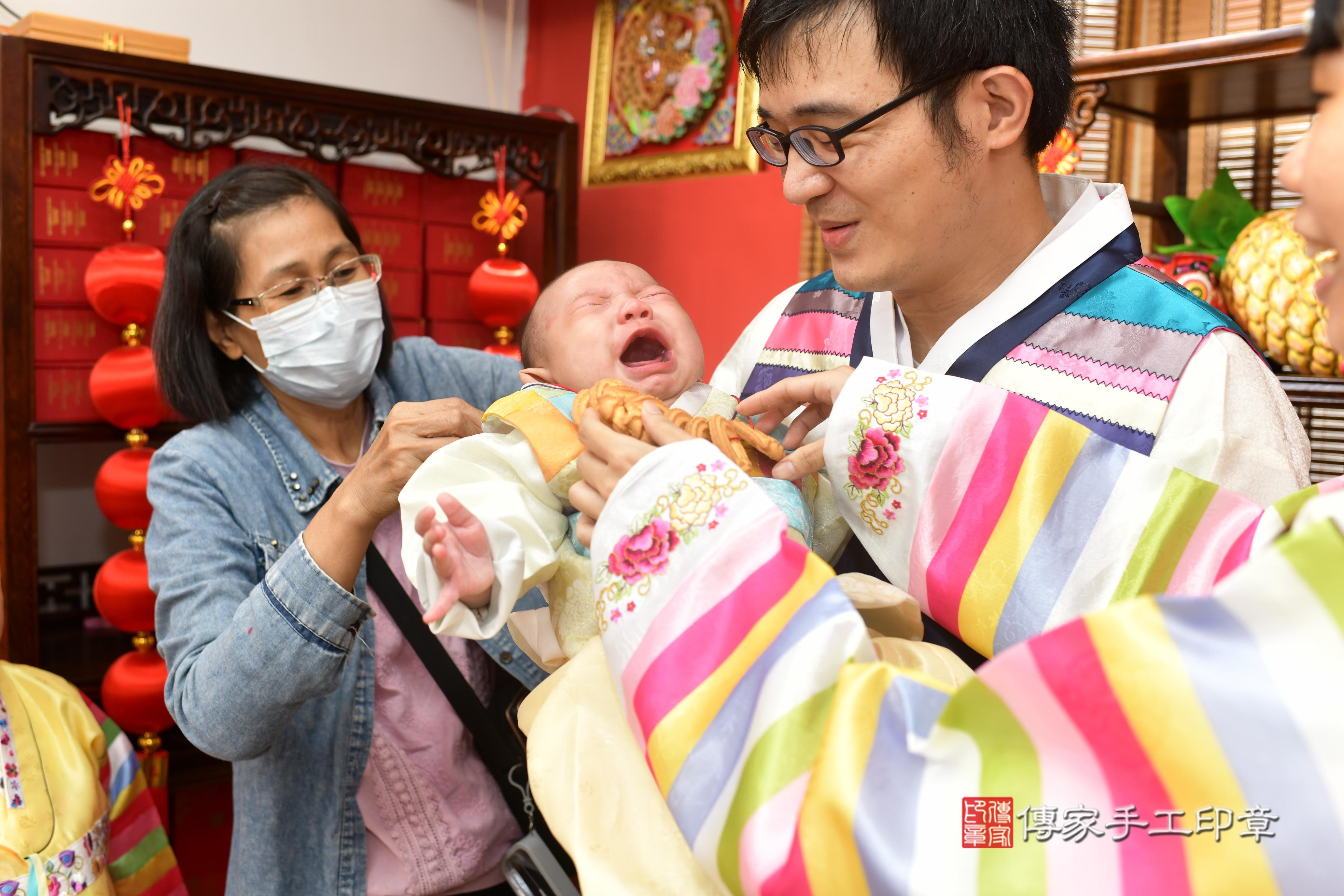 傳家手工印章高雄店、抓周、度脺、中國風會場、傳家嬰兒古禮、吉祥話、抓周道具物品24種、拍照。抓周證書。寶寶抓周、滿周歲、生日快樂、祝福