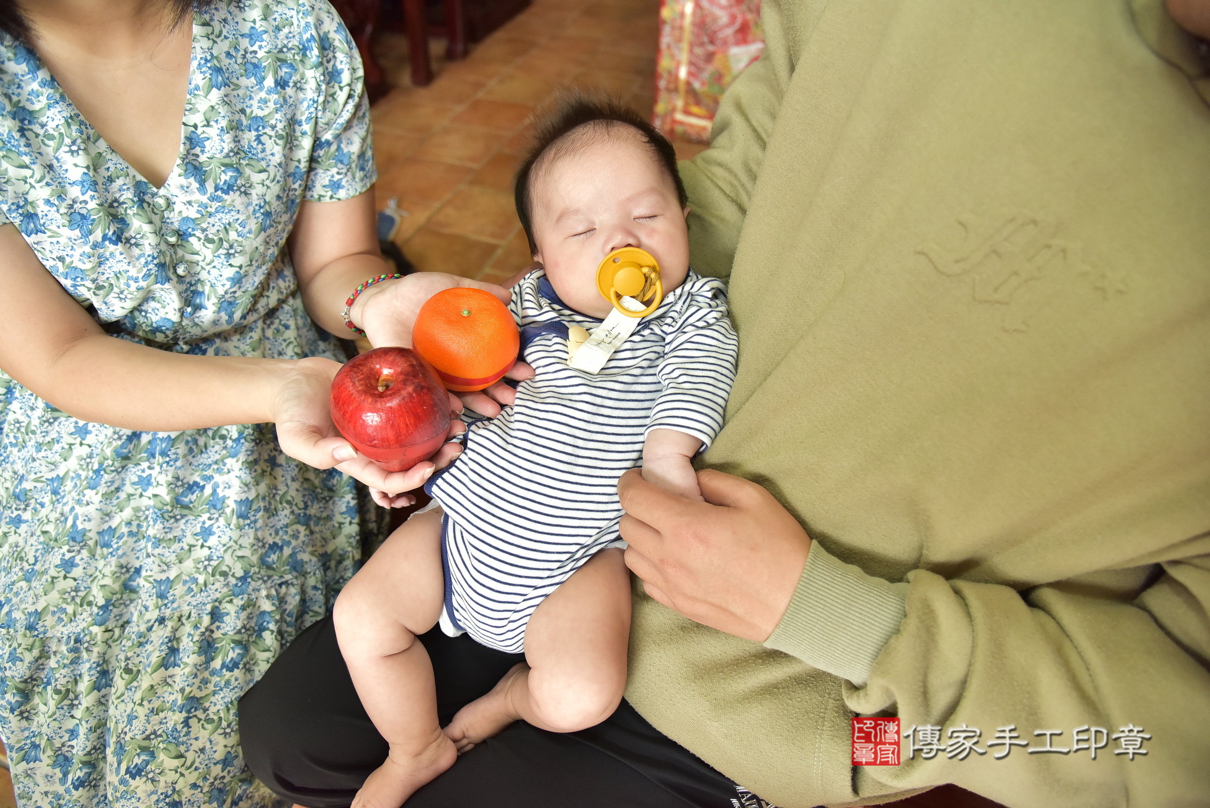 小竑寶寶(桃園市蘆竹區到府嬰兒小竑寶寶滿月剃頭理髮、到府嬰兒剃胎毛儀式吉祥話)。到府剃頭剃胎毛主持、專業拍照、證書。★購買「臍帶章、肚臍章、胎毛筆刷印章」贈送：剃頭、收涎、抓周，三選一。2024.11.17，照片3