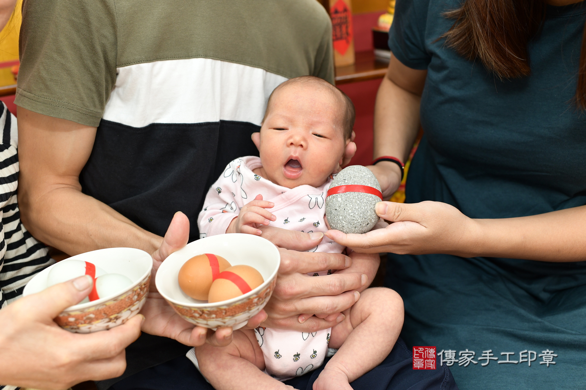 晴晴寶寶(新北市永和區嬰兒寶寶滿月剃頭理髮、嬰兒剃胎毛儀式吉祥話)。中國風會場，爸媽寶貝穿「日中韓」古裝禮服。專業拍照、證書。★購買「臍帶章、肚臍章、胎毛筆刷印章」贈送：剃頭、收涎、抓周，三選一。2024.11.4，照片9