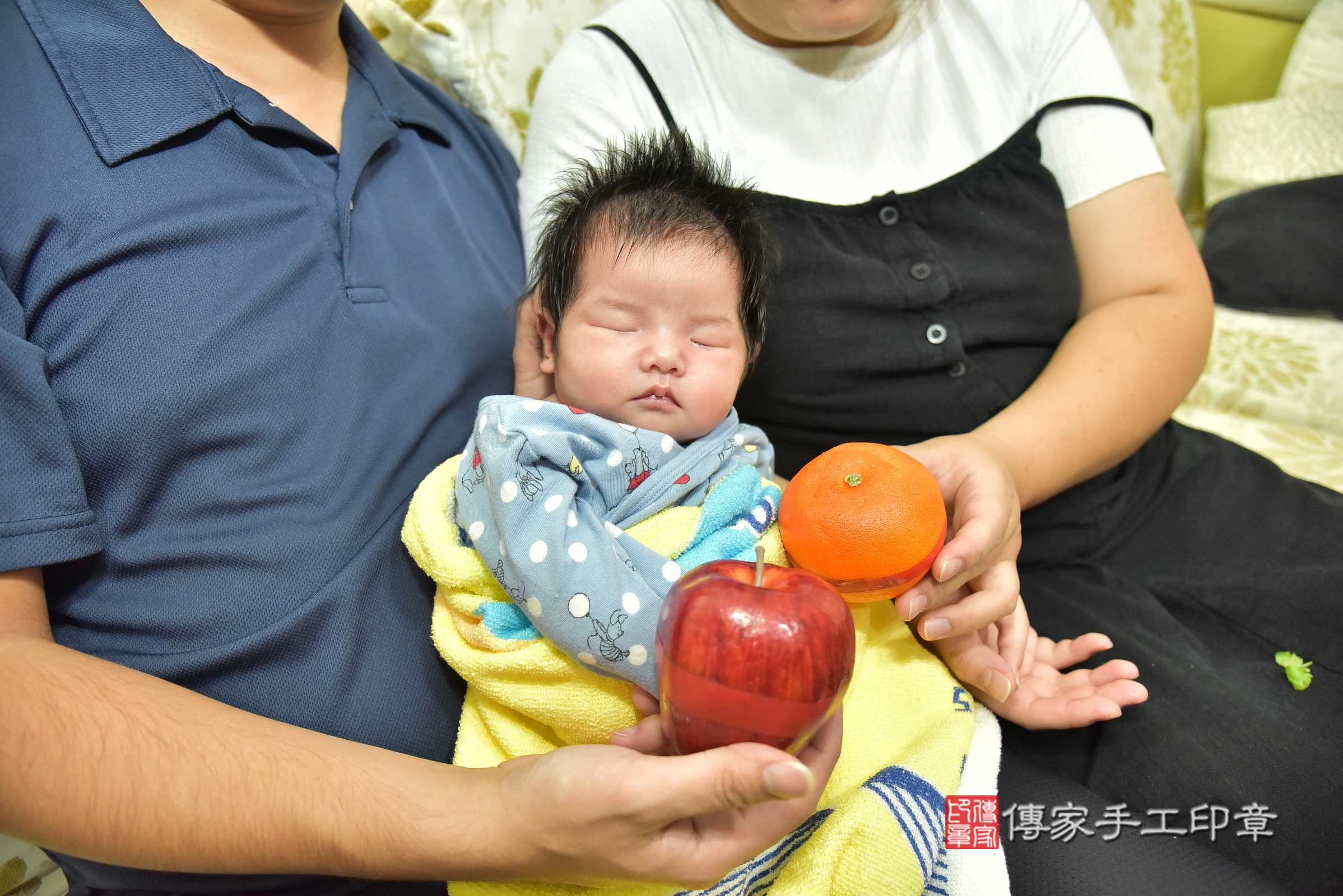 小竹寶寶(新北市新店區到府嬰兒小竹寶寶滿月剃頭理髮、到府嬰兒剃胎毛儀式吉祥話)。到府剃頭剃胎毛主持、專業拍照、證書。★購買「臍帶章、肚臍章、胎毛筆刷印章」贈送：剃頭、收涎、抓周，三選一。2024.11.3，照片7