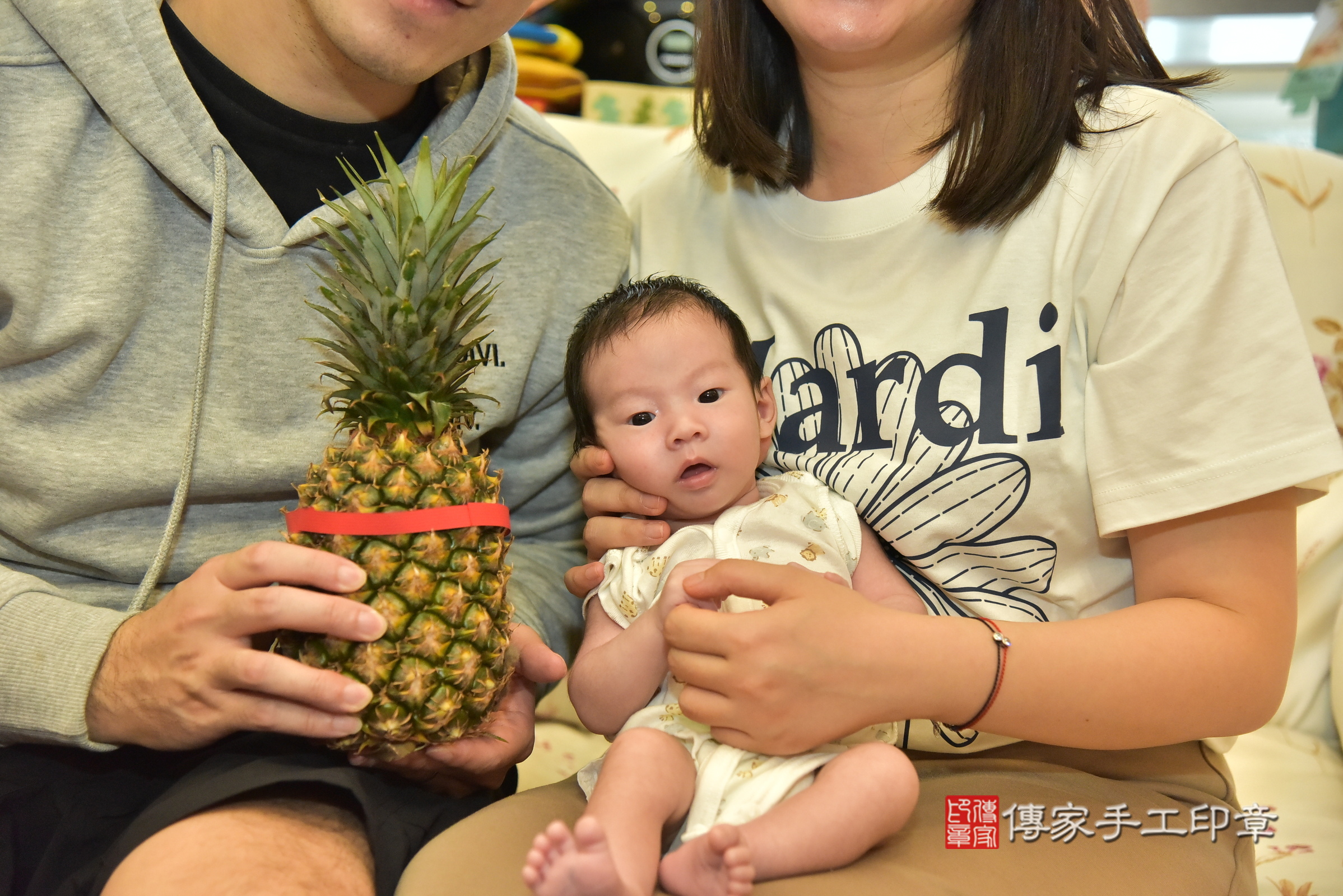 小碩寶寶(台北市北投區到府嬰兒小碩寶寶滿月剃頭理髮、到府嬰兒剃胎毛儀式吉祥話)。到府剃頭剃胎毛主持、專業拍照、證書。★購買「臍帶章、肚臍章、胎毛筆刷印章」贈送：剃頭、收涎、抓周，三選一。2024.11.19，照片6